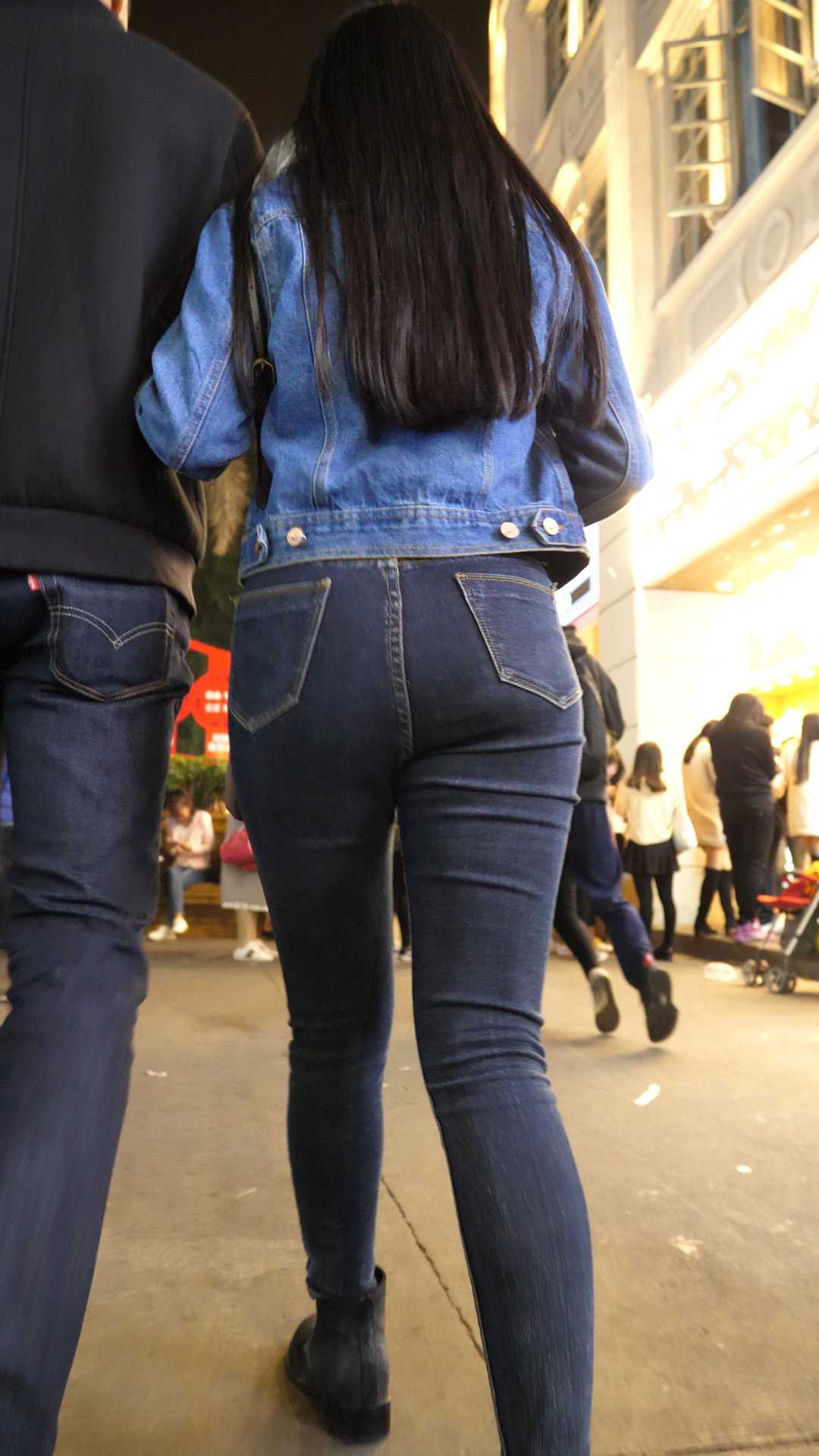 （图）紧身黑牛仔丰臀娇小妹子