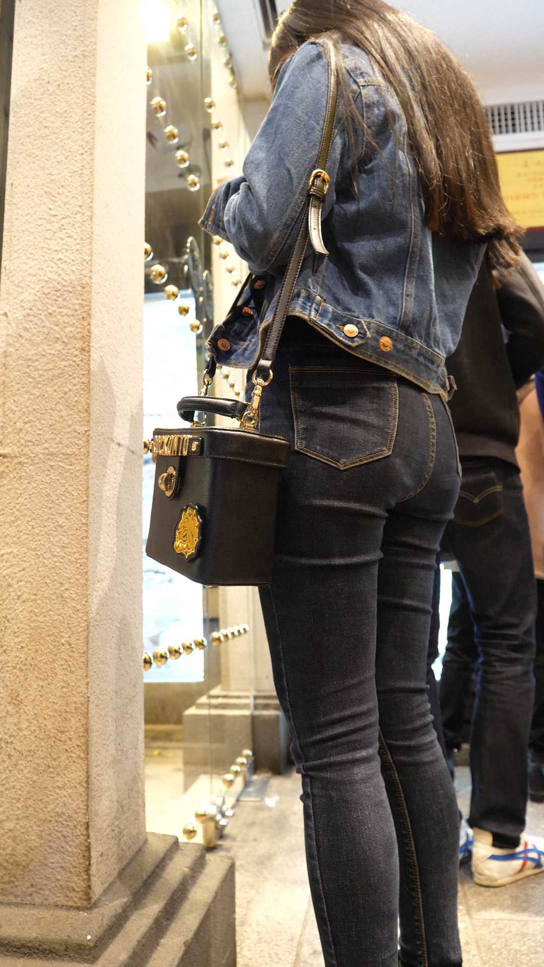 （图）紧身黑牛仔丰臀娇小妹子