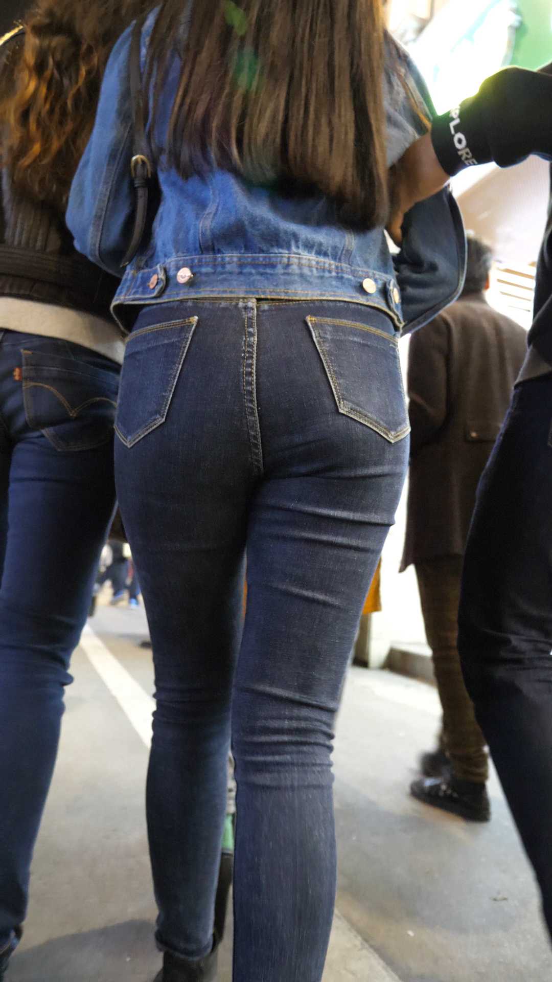 （图）紧身黑牛仔丰臀娇小妹子