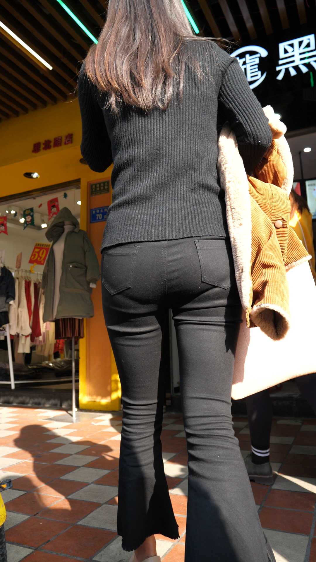 （图）高挑黑裤宽臀紧内痕大美女