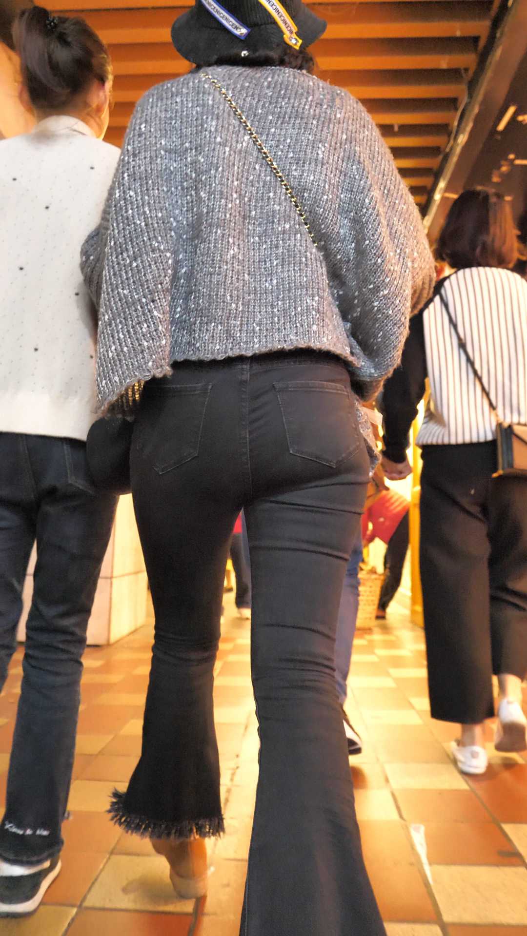 （图）紧身牛仔苹果臀大学妹