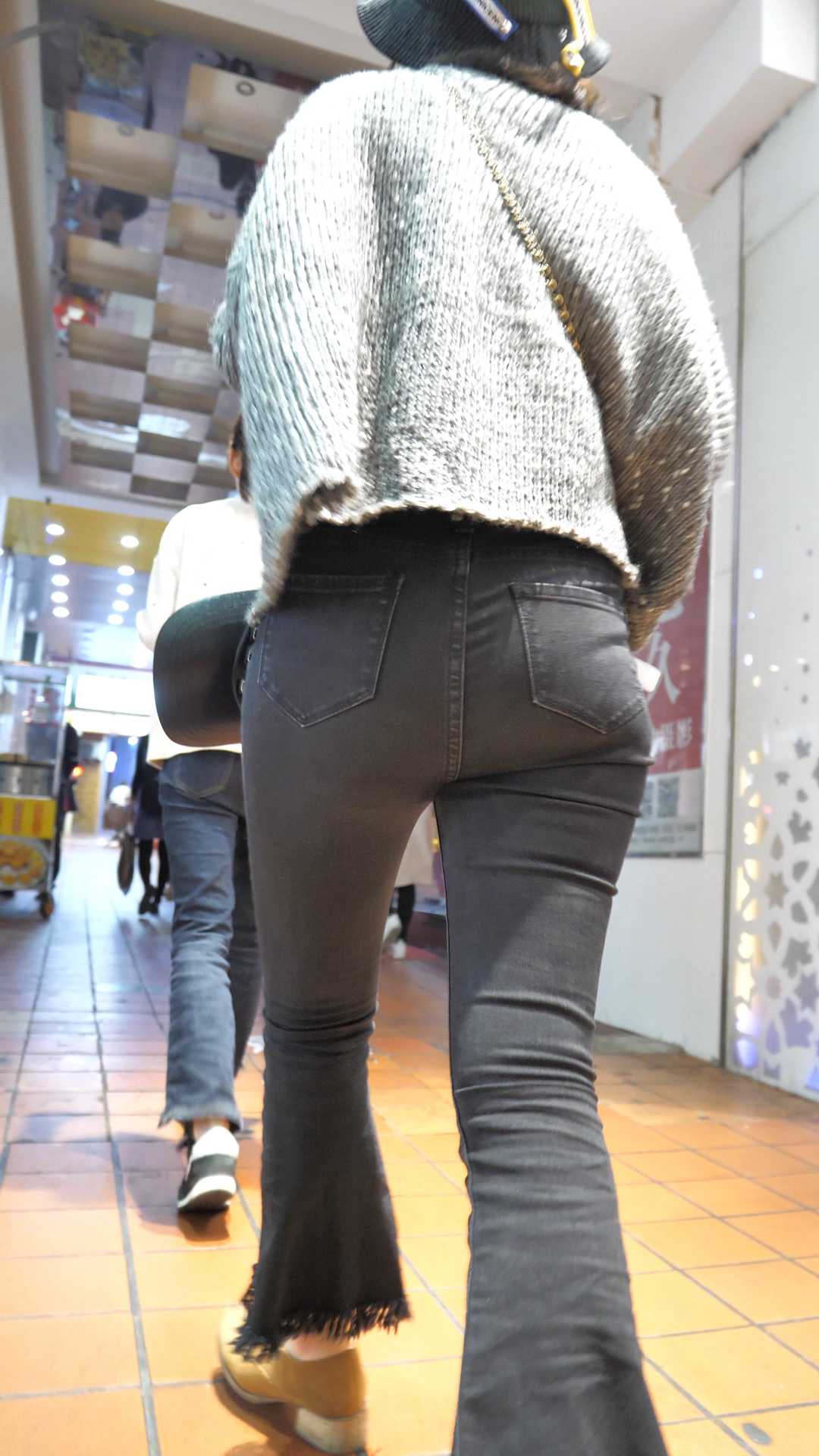 （图）紧身牛仔苹果臀大学妹