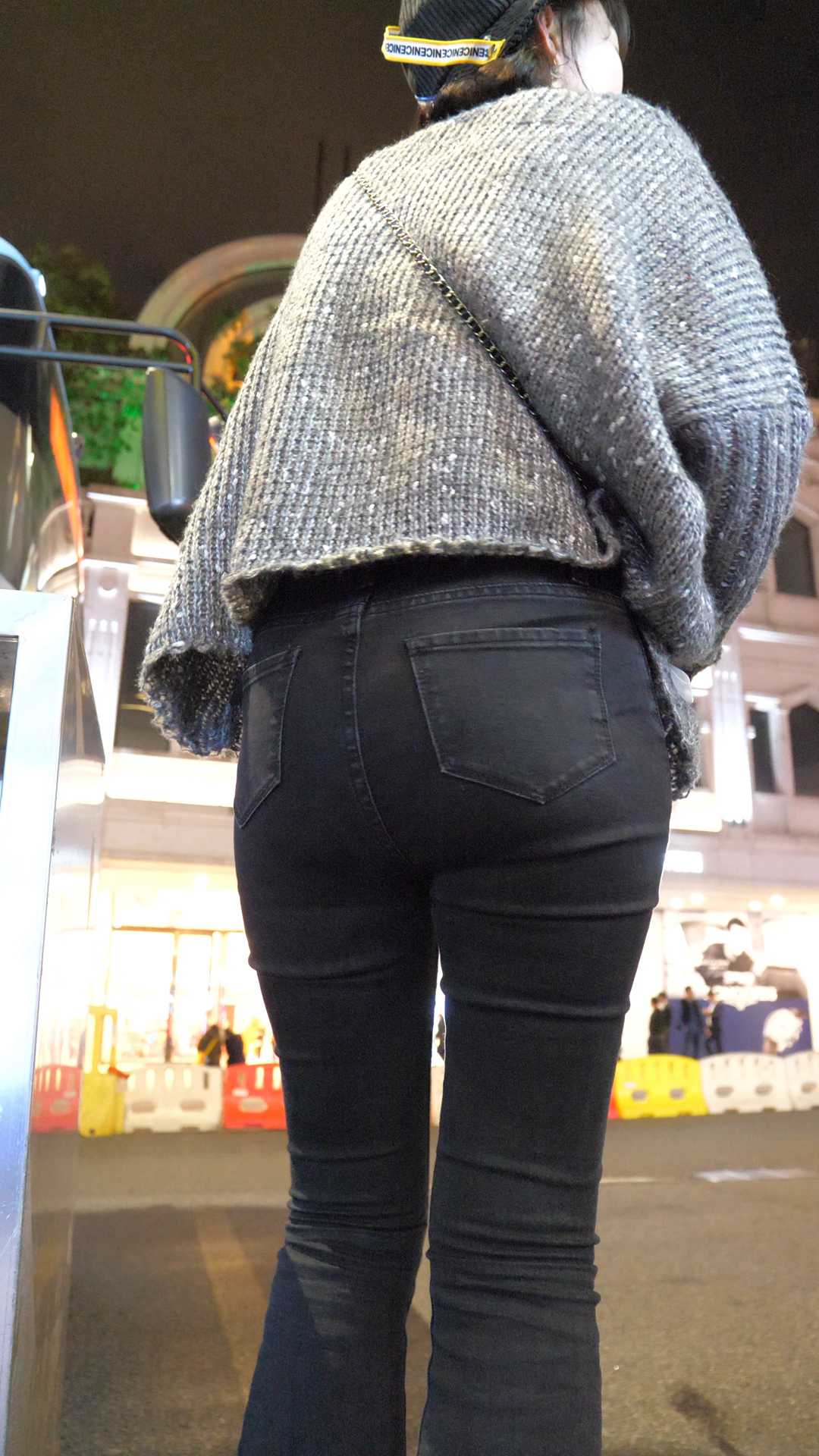 （图）紧身牛仔苹果臀大学妹