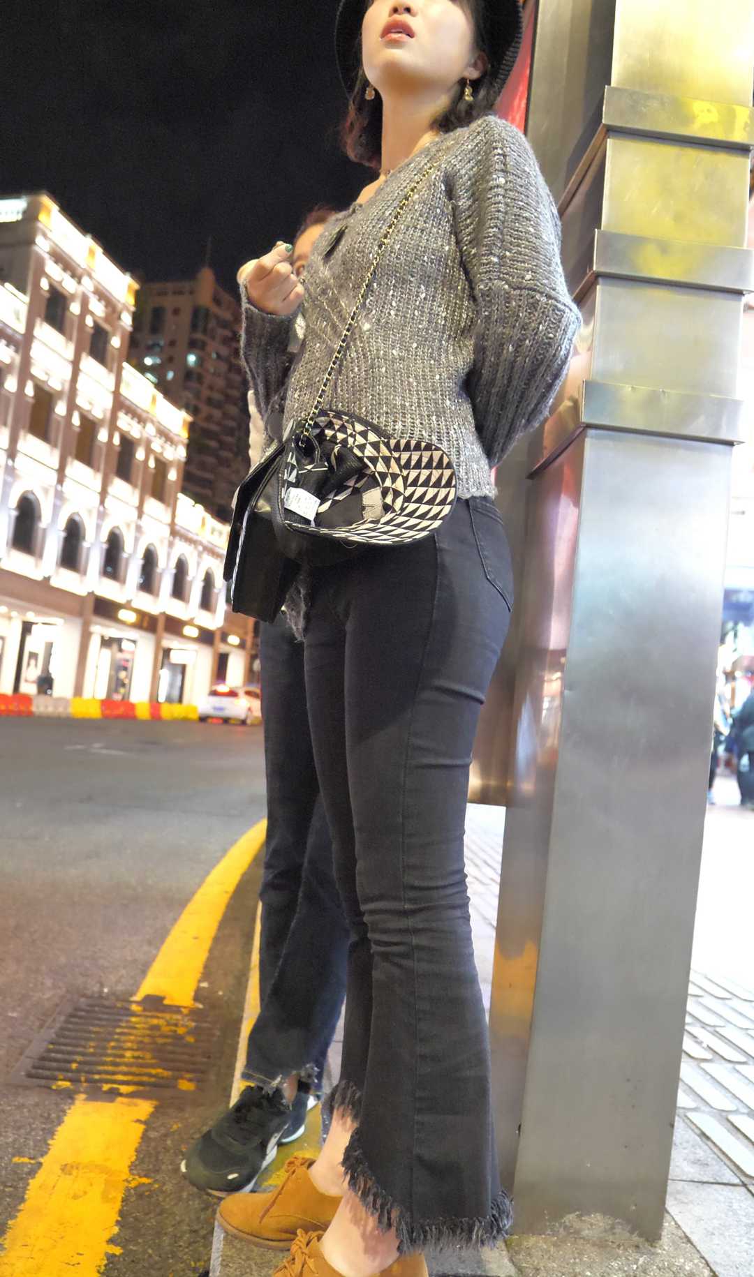 （图）紧身牛仔苹果臀大学妹