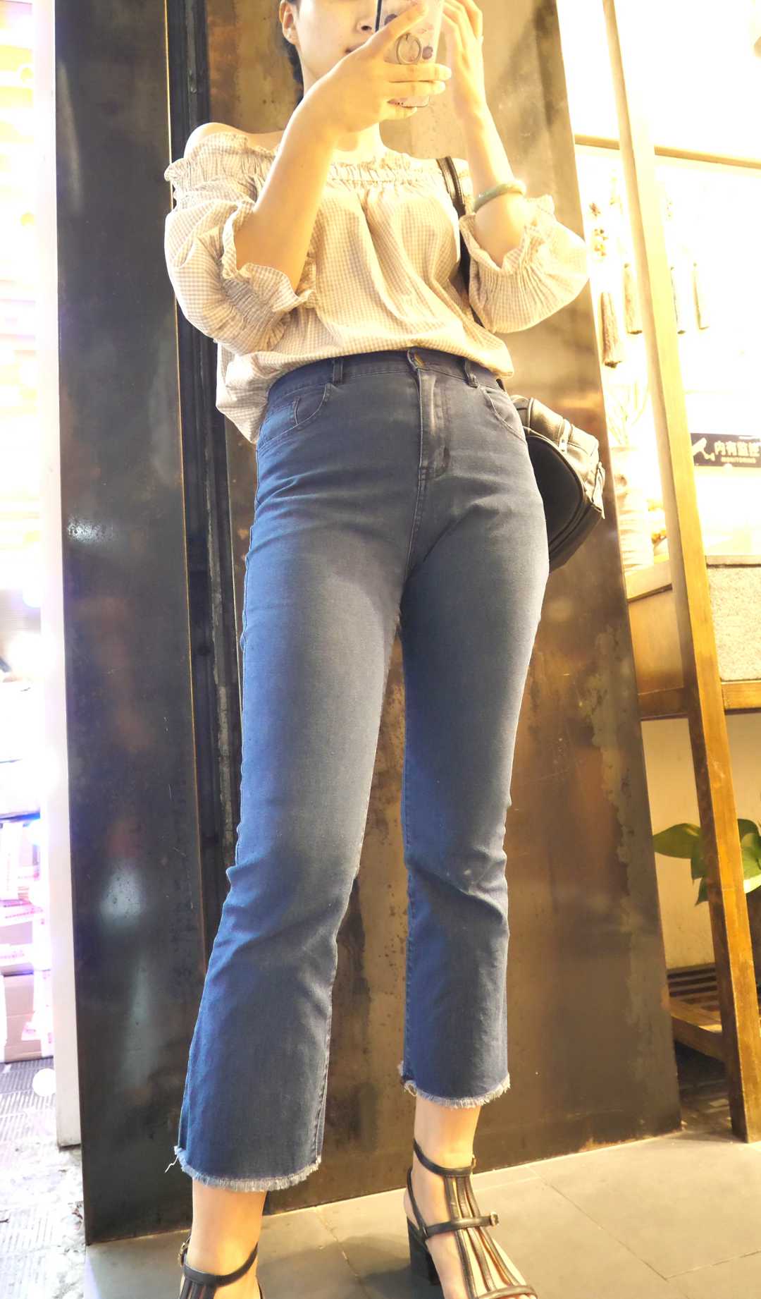 （图）高挑蓝色牛仔裤金三角肥臀少妇