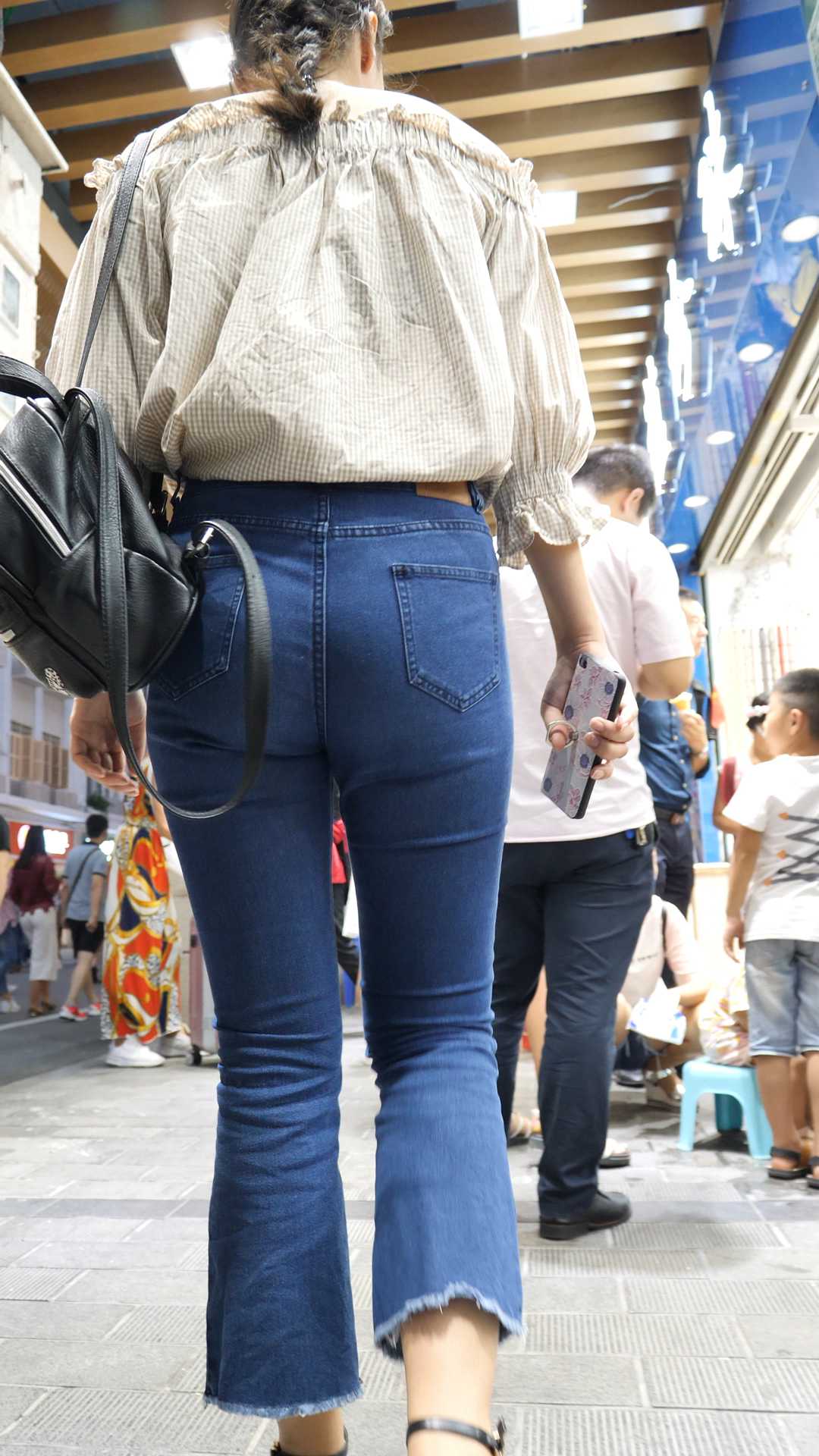 （图）高挑蓝色牛仔裤金三角肥臀少妇