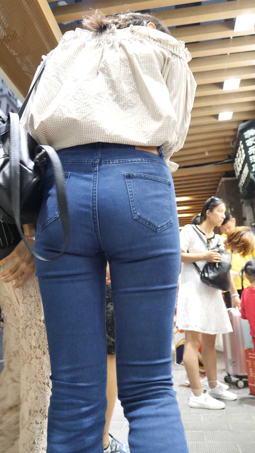 （图）高挑蓝色牛仔裤金三角肥臀少妇