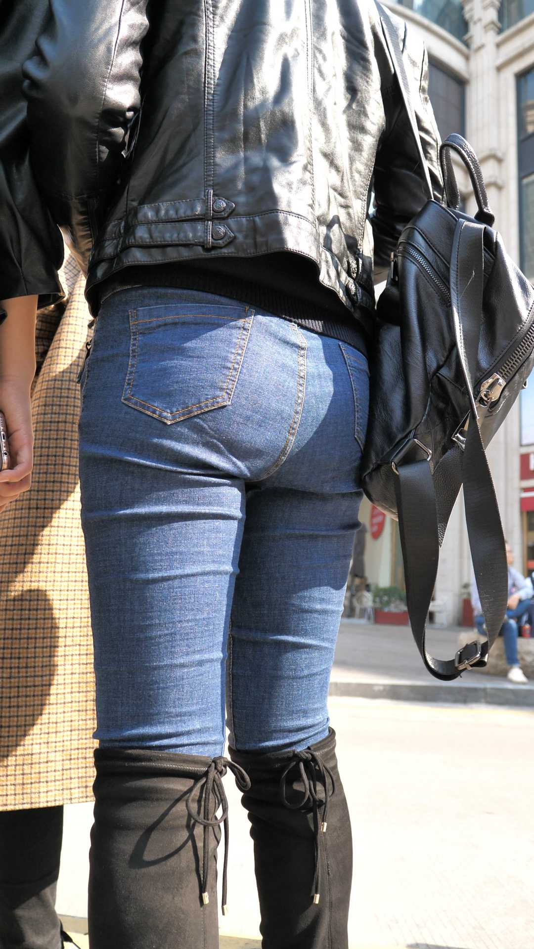 （图）街拍高挑紧身牛仔靓妹