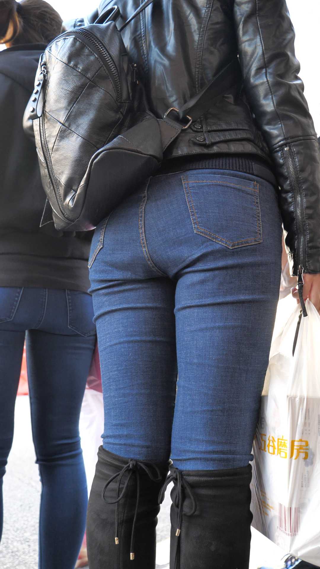 （图）街拍高挑紧身牛仔靓妹