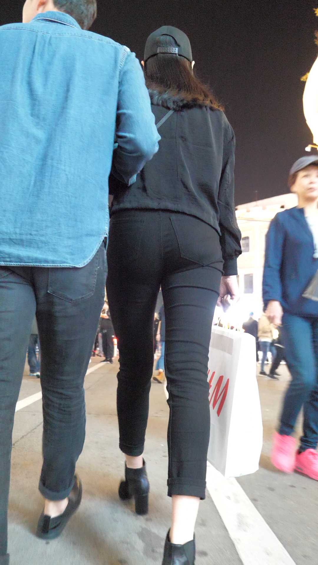 （图）高挑黑裤圆臀紧内痕大学妹