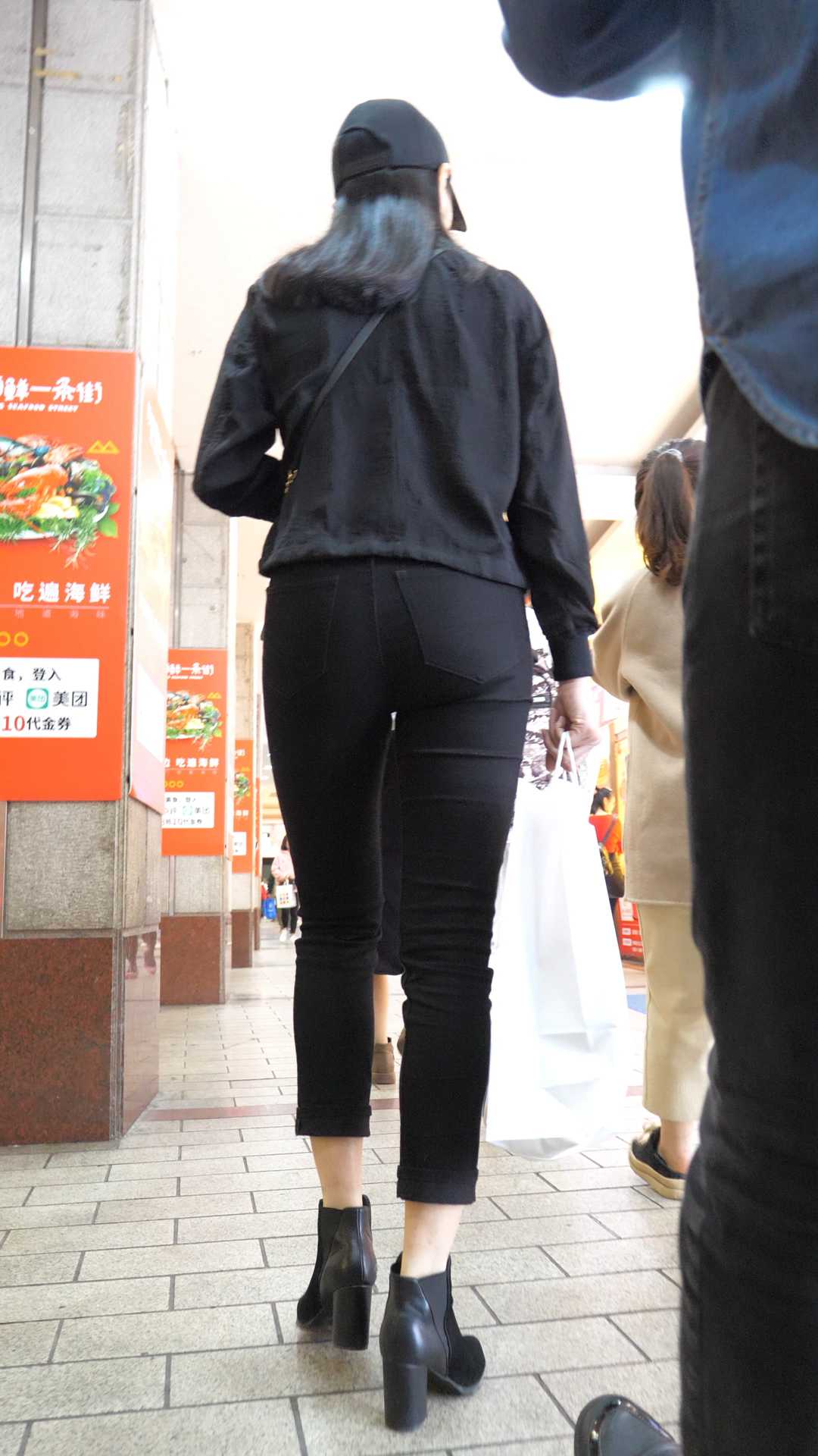 （图）高挑黑裤圆臀紧内痕大学妹