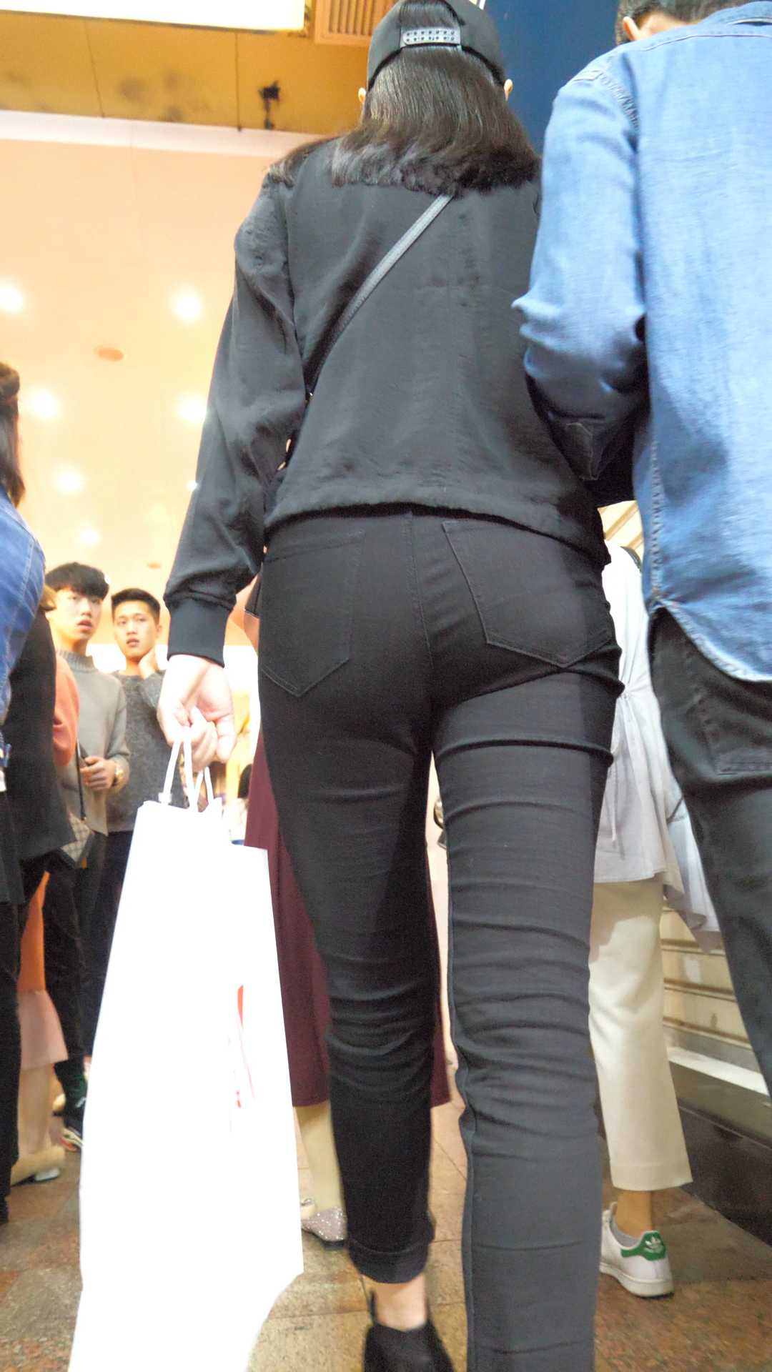 （图）高挑黑裤圆臀紧内痕大学妹