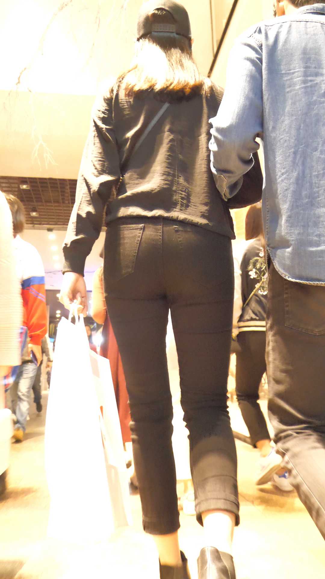 （图）高挑黑裤圆臀紧内痕大学妹