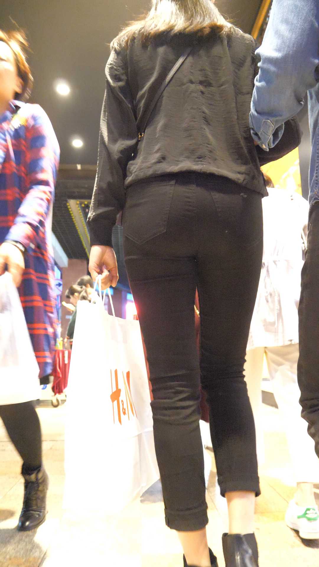 （图）高挑黑裤圆臀紧内痕大学妹