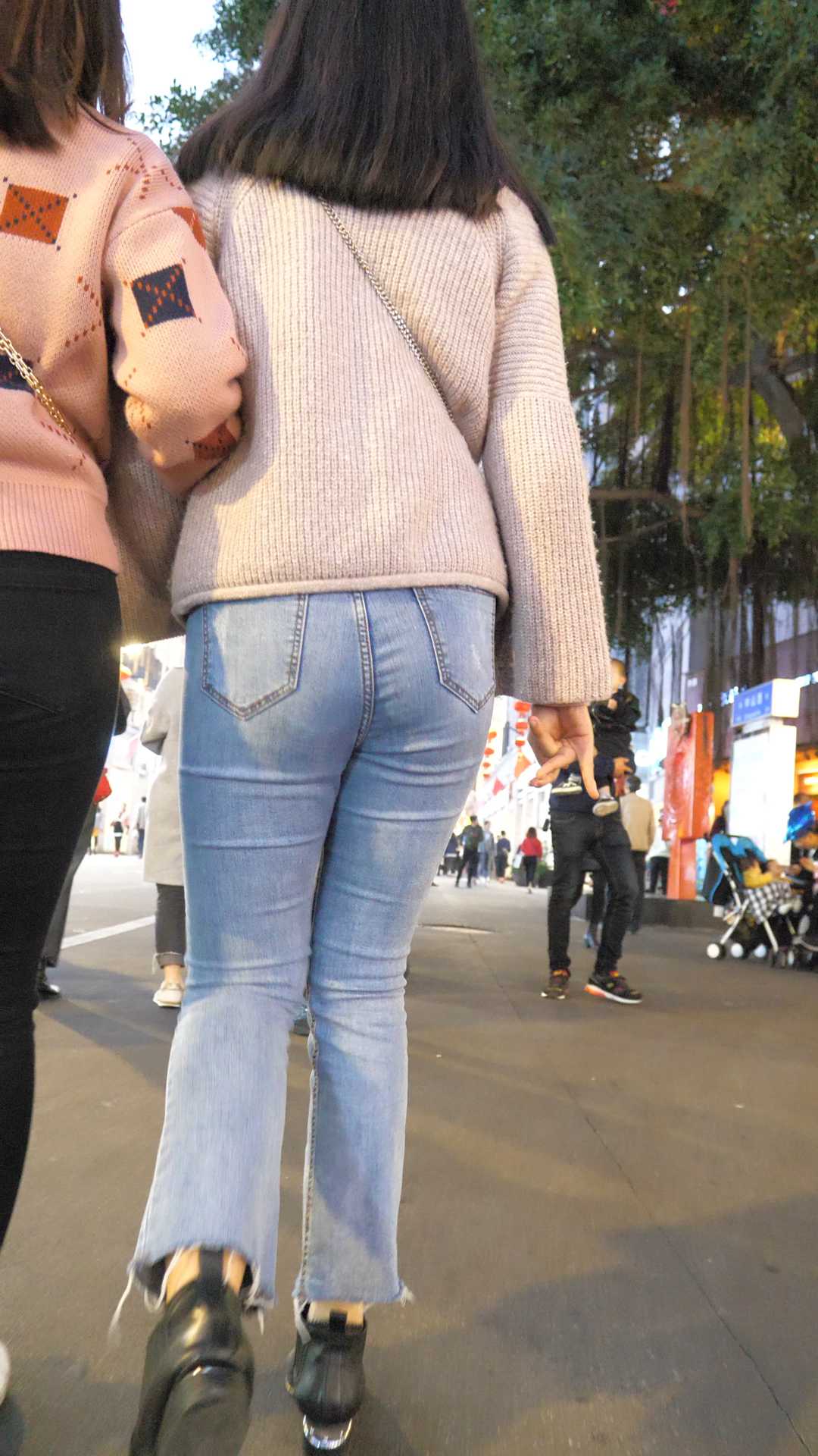 （图）紧身灰牛仔饱满圆臀少女