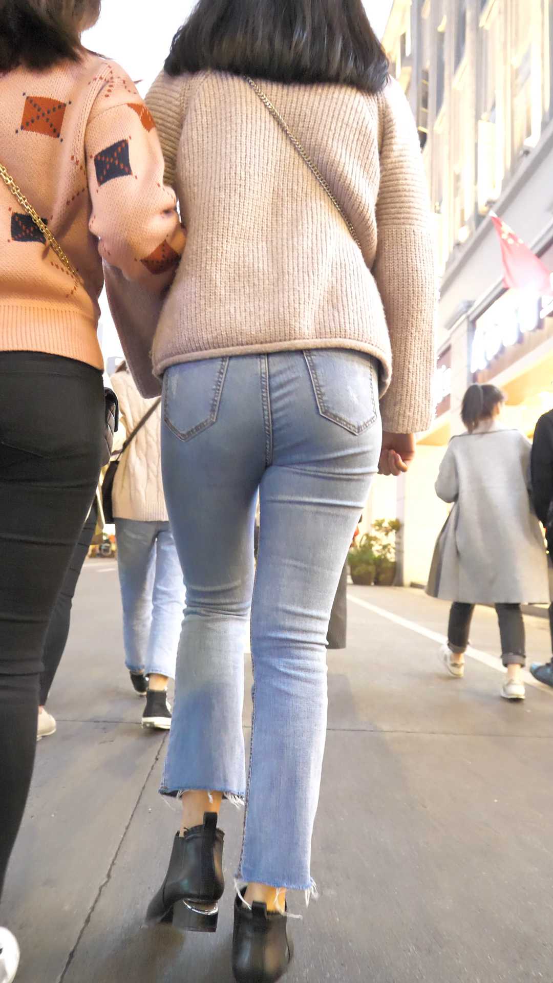 （图）紧身灰牛仔饱满圆臀少女