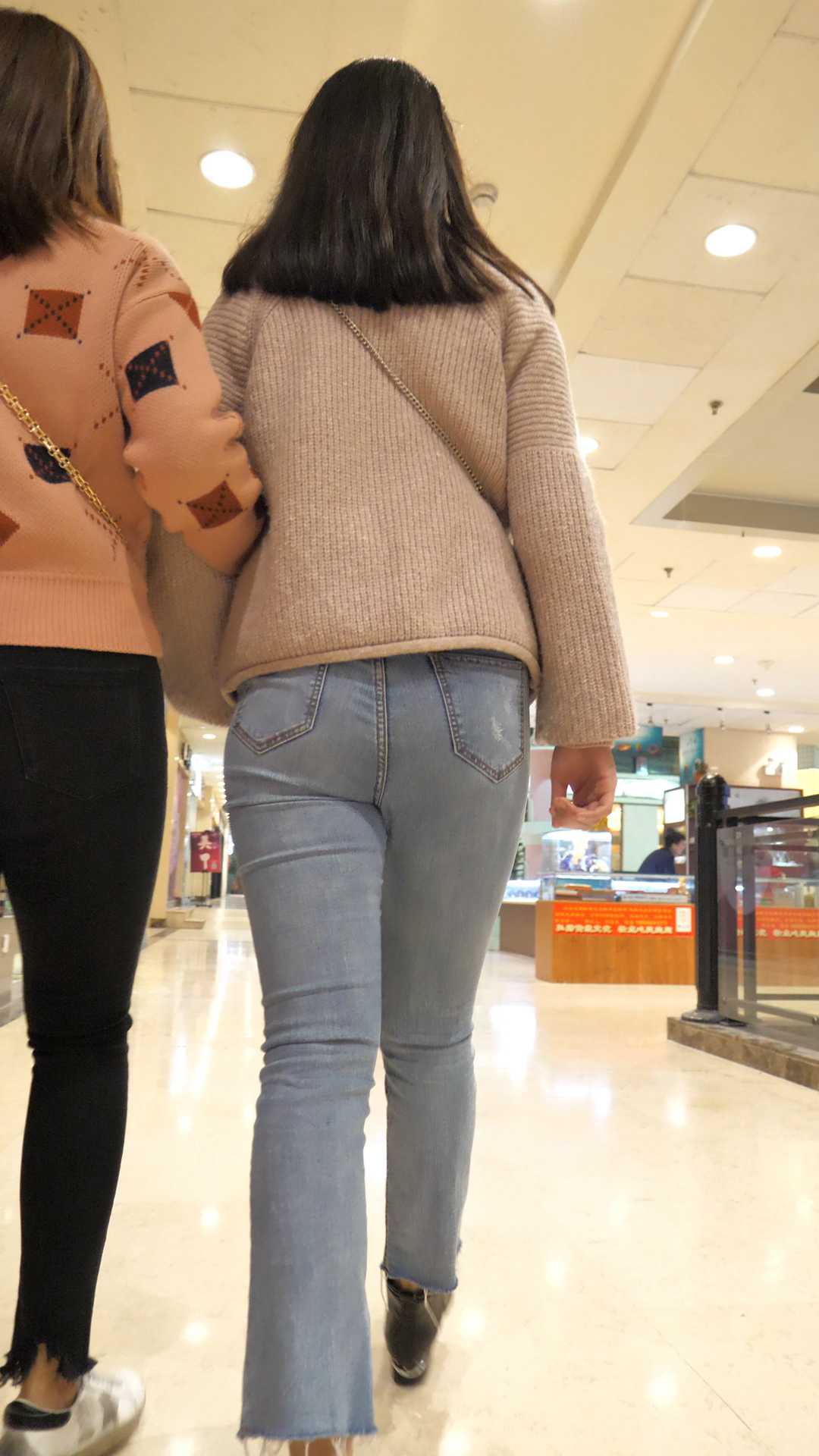 （图）紧身灰牛仔饱满圆臀少女