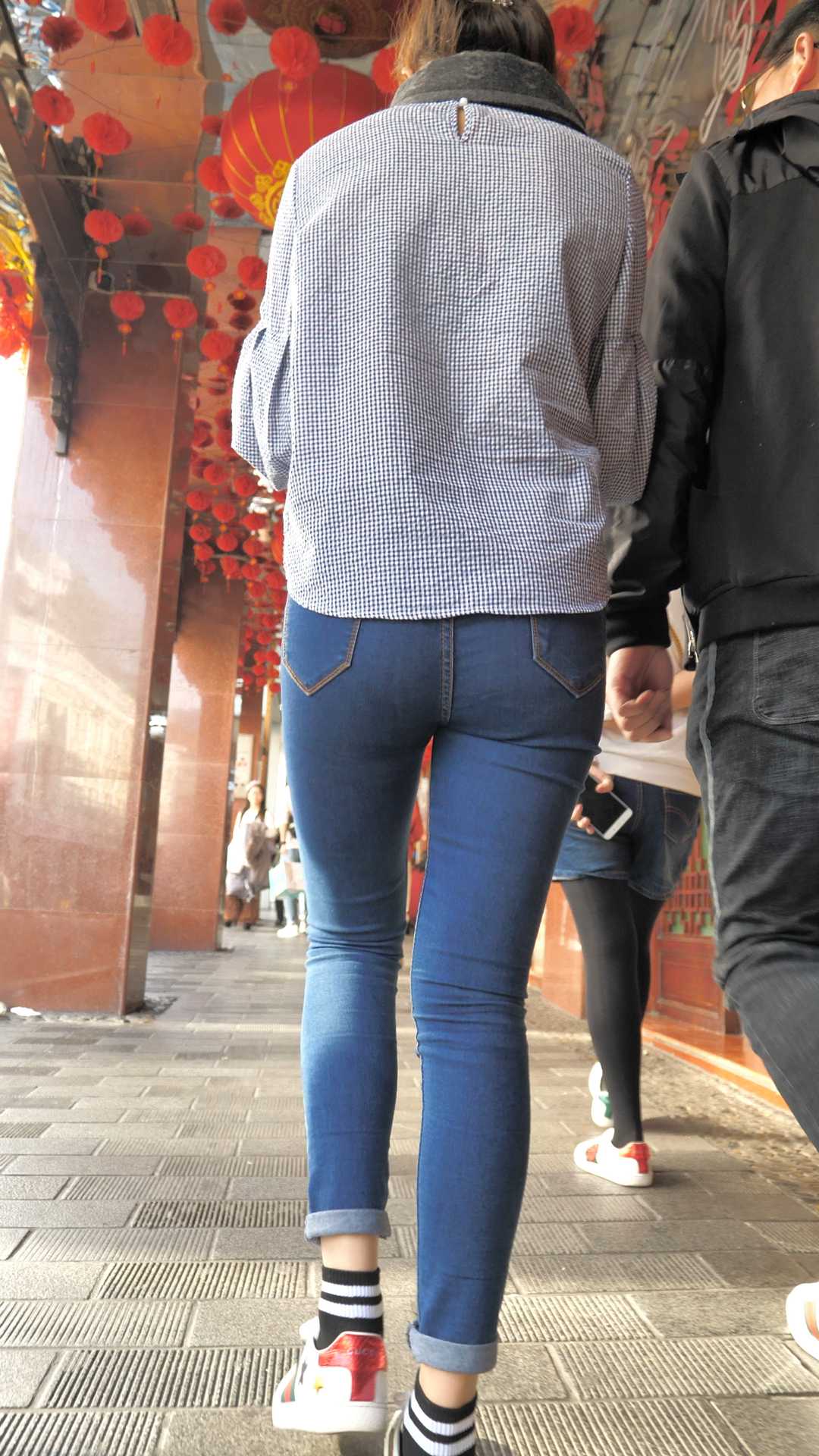 （图）超紧牛仔苹果臀大学妹