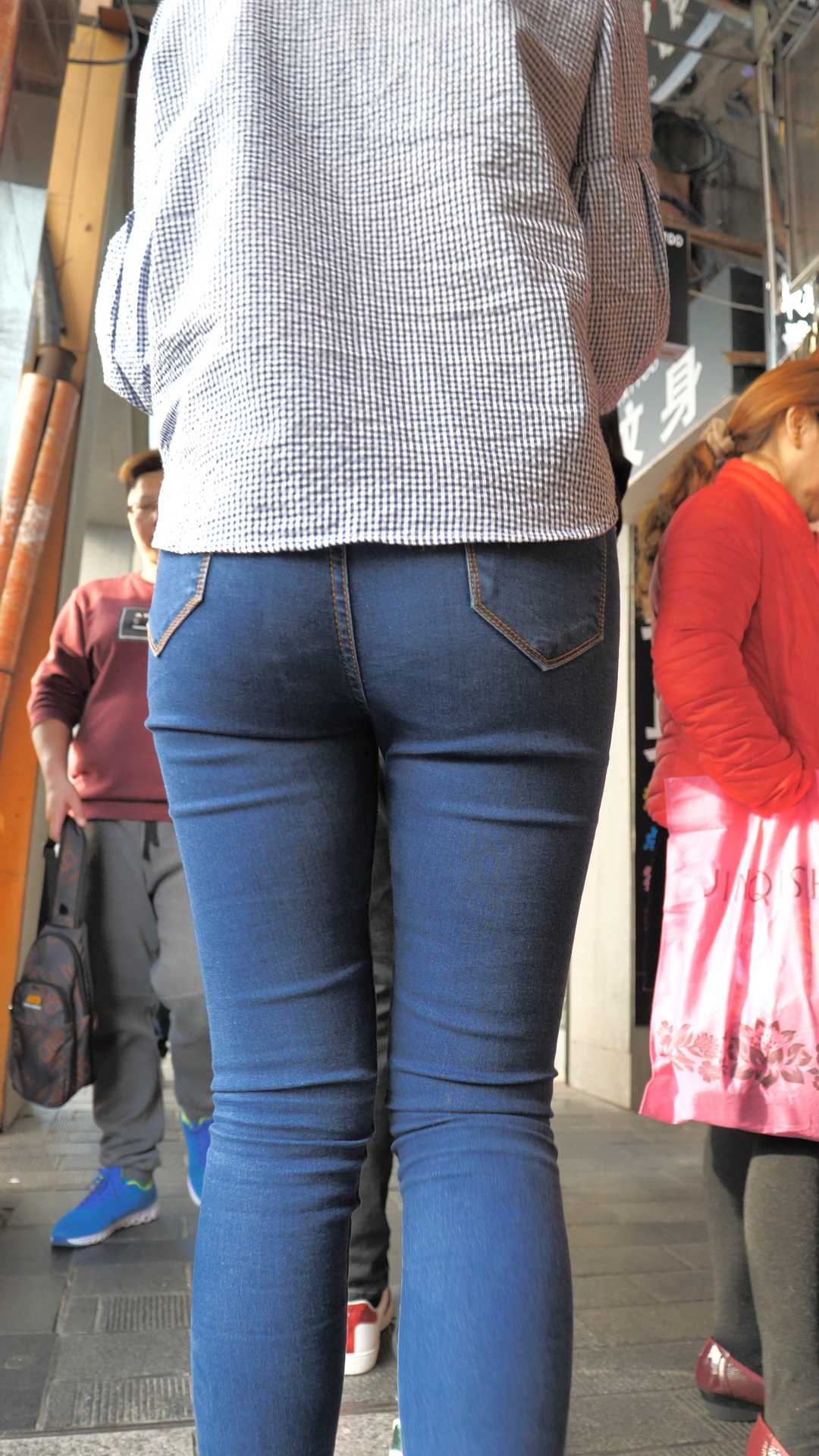 （图）超紧牛仔苹果臀大学妹