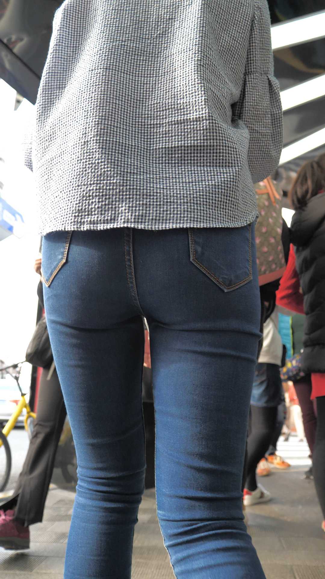 （图）超紧牛仔苹果臀大学妹