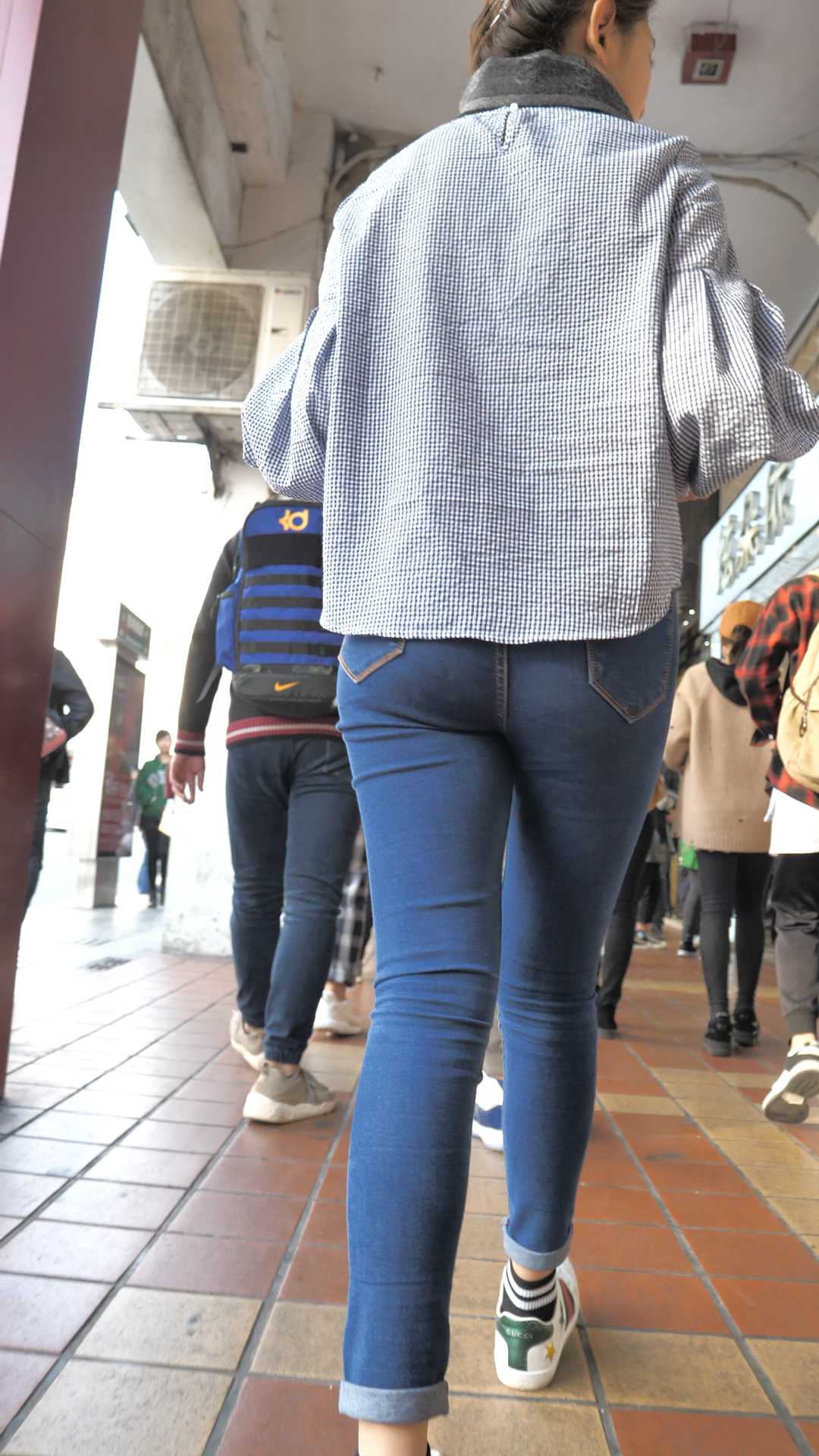 （图）超紧牛仔苹果臀大学妹