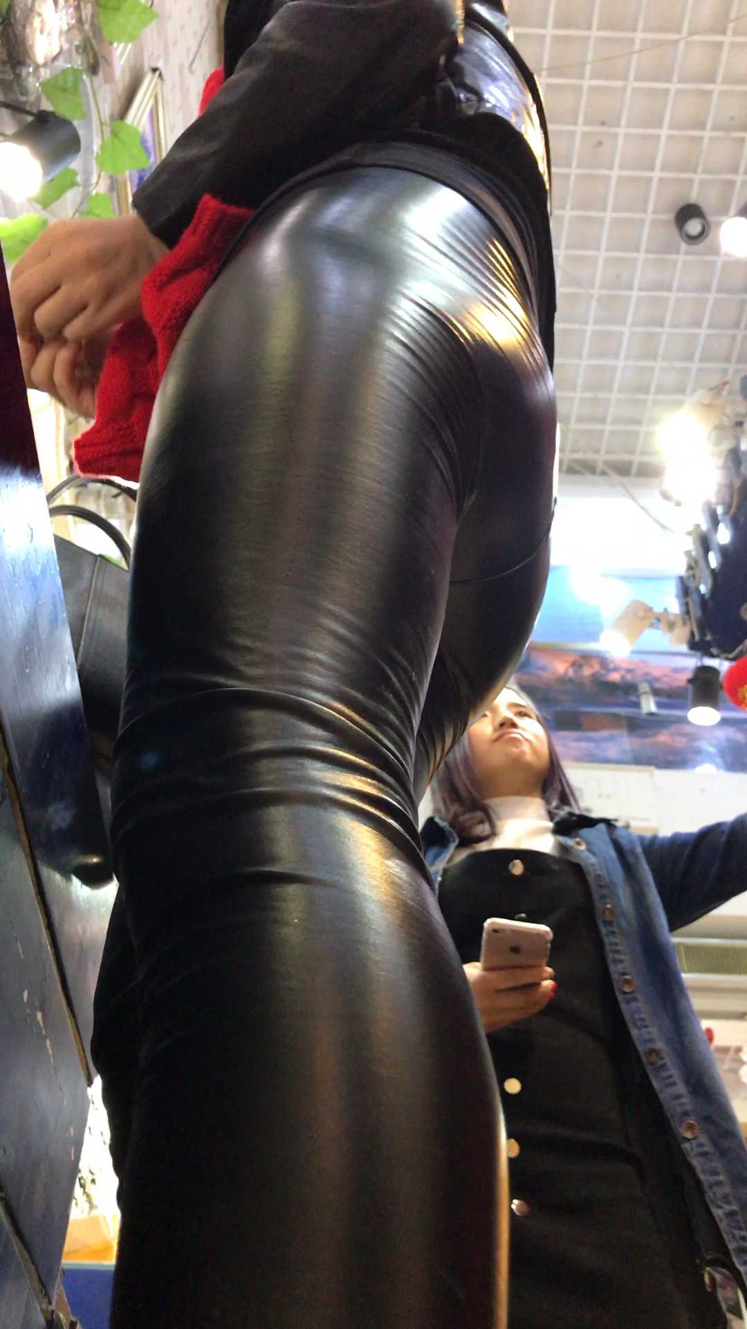 （图）超紧皮裤翘臀金三角熟女