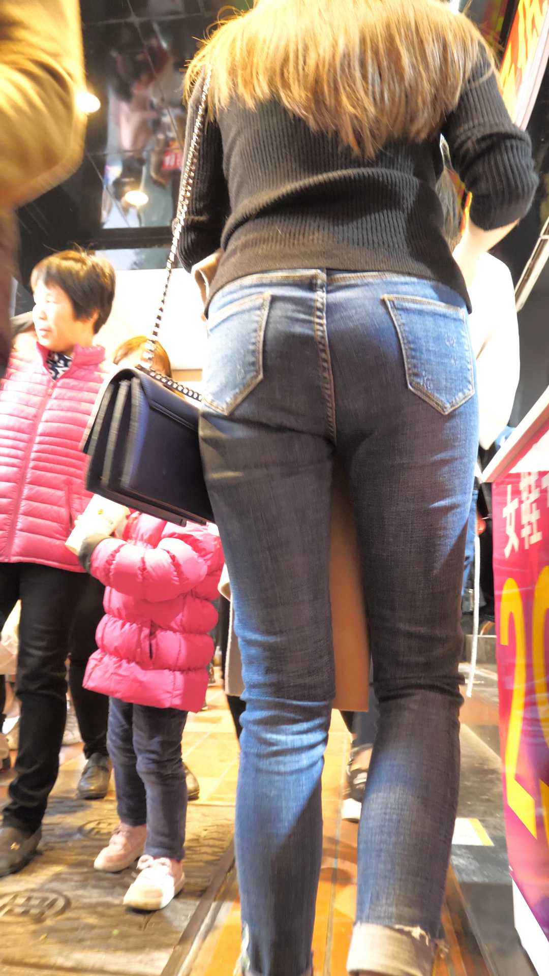 （图）高挑蓝牛紧臀长发美女