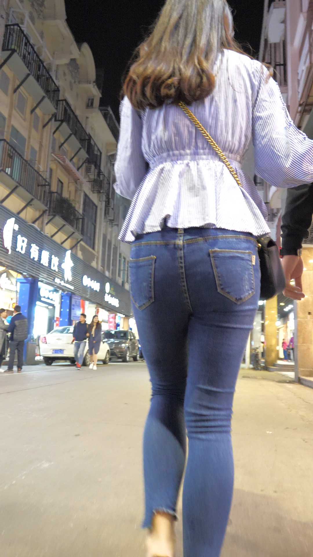 （图）街拍饱满翘臀牛仔裤大美女