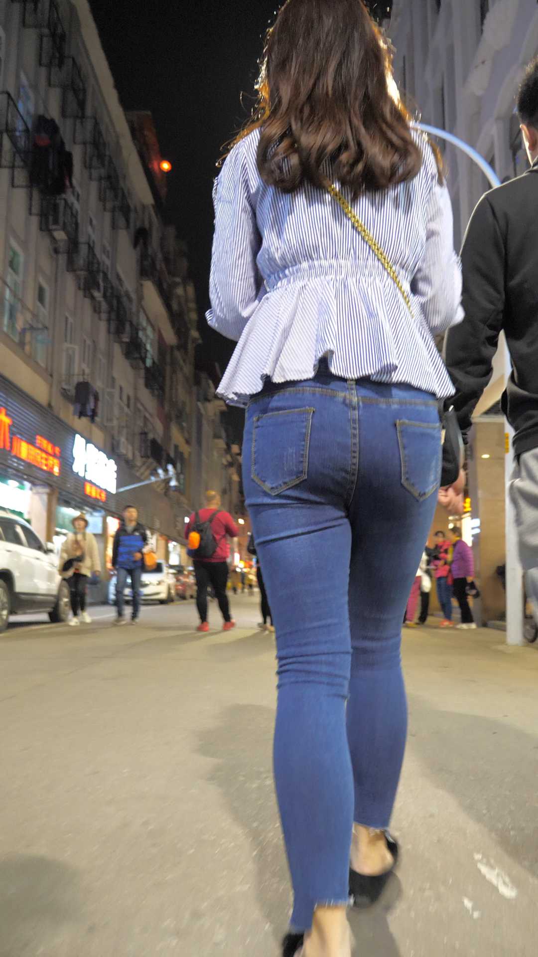 （图）街拍饱满翘臀牛仔裤大美女