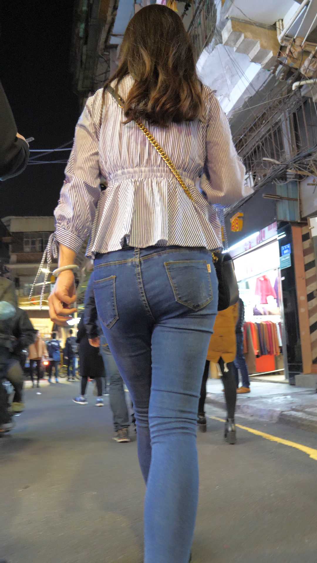 （图）街拍饱满翘臀牛仔裤大美女