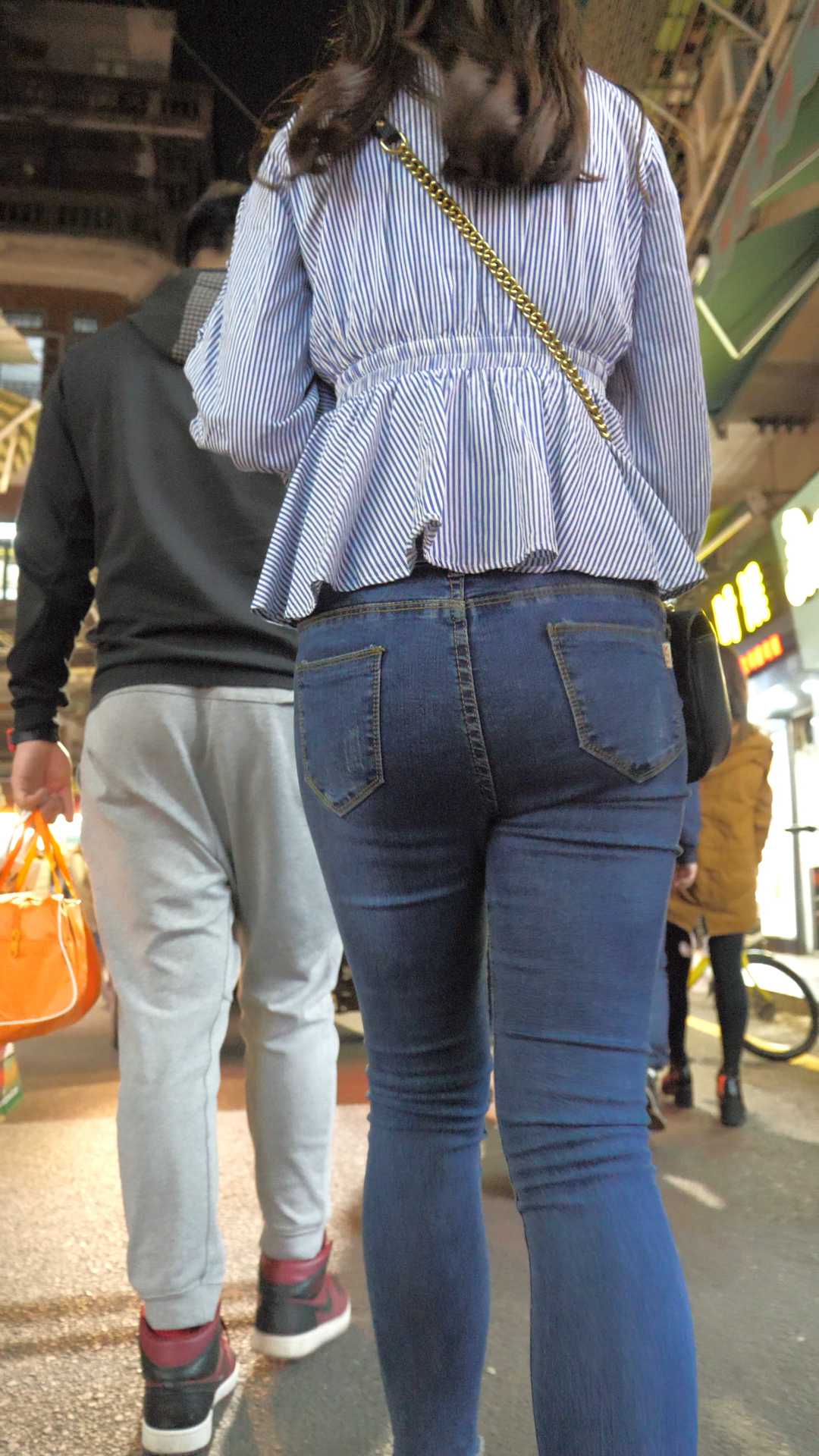 （图）街拍饱满翘臀牛仔裤大美女