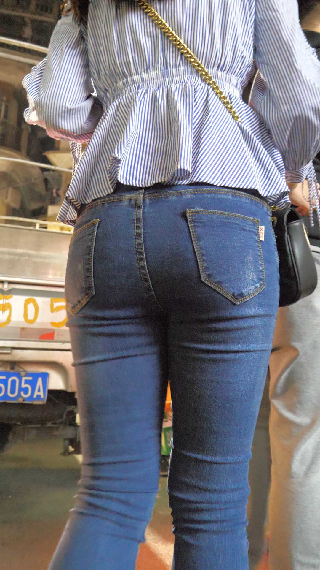 （图）街拍饱满翘臀牛仔裤大美女
