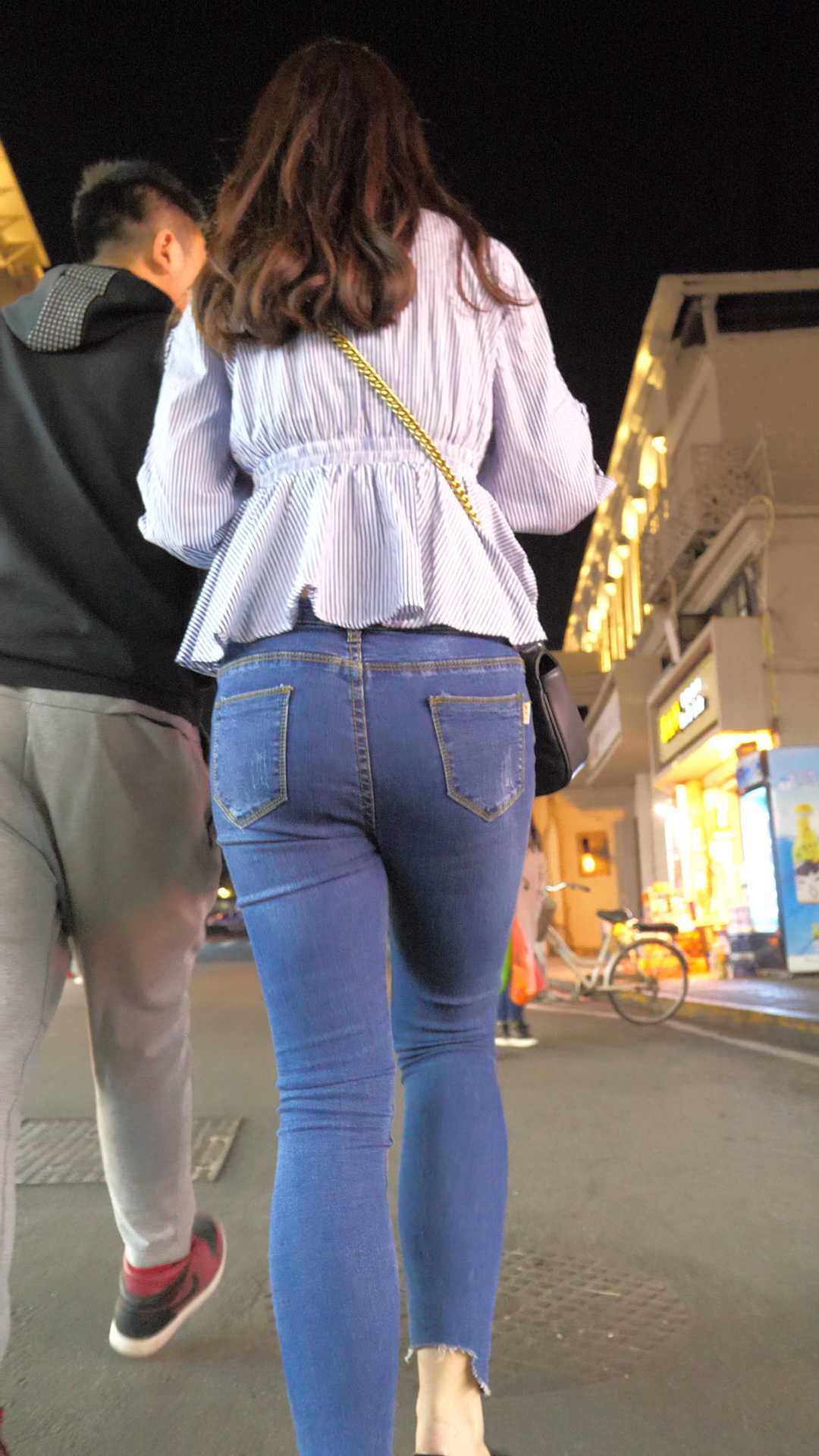 （图）街拍饱满翘臀牛仔裤大美女