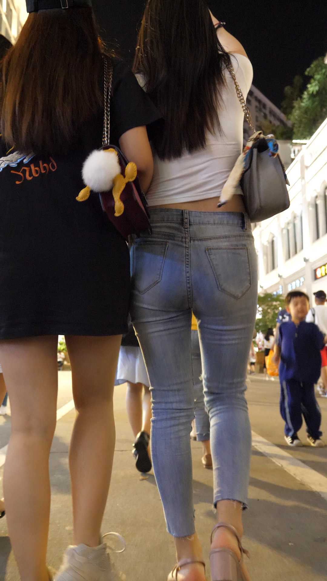 （图）蛇腰胸器大宽臀骚货