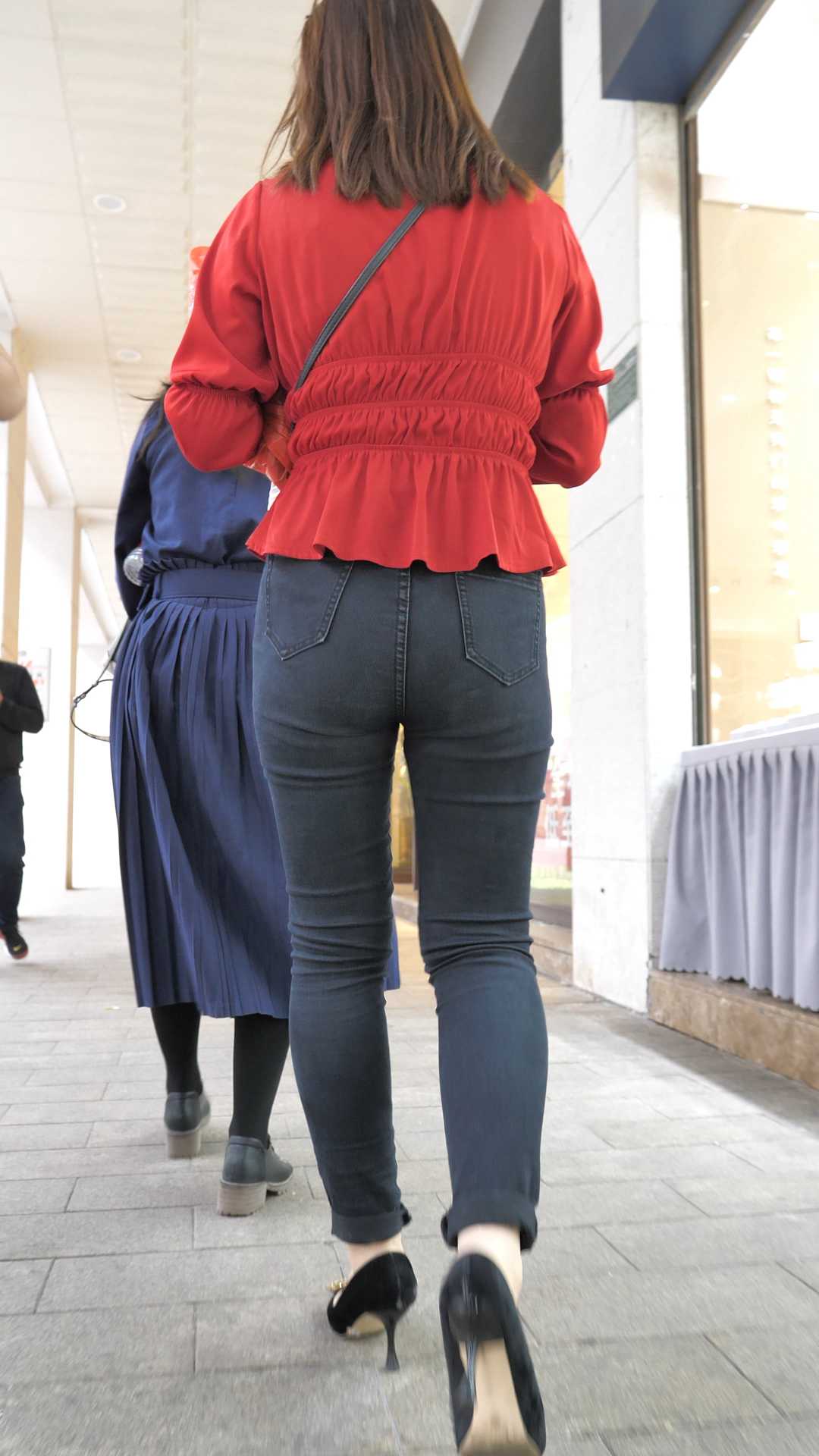 （图）细高跟黑牛苹果臀美女太诱人