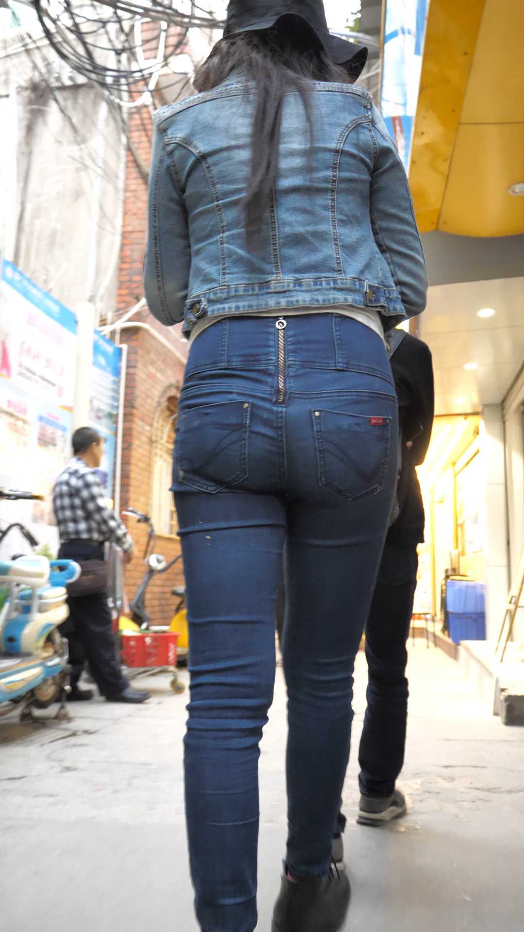 （图）紧身高腰牛仔紧臀少女