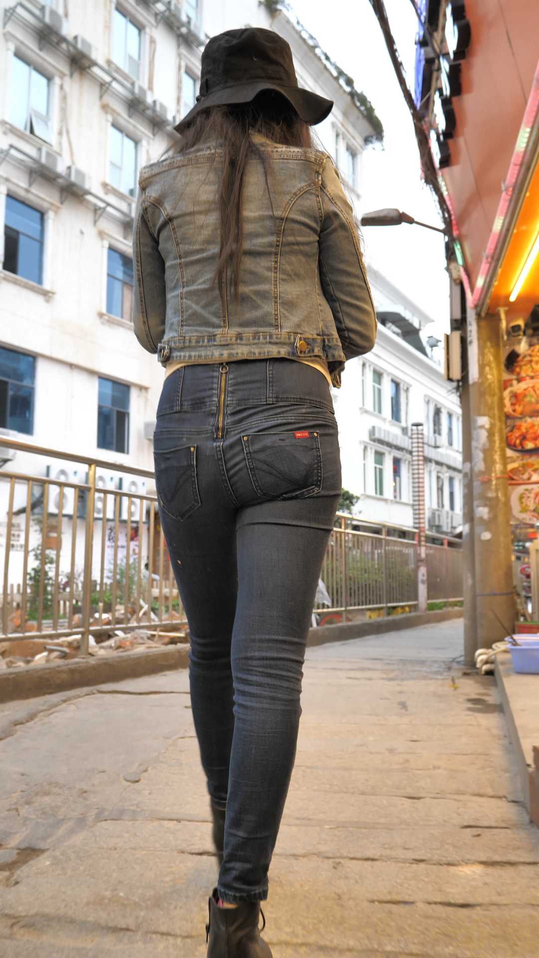 （图）紧身高腰牛仔紧臀少女