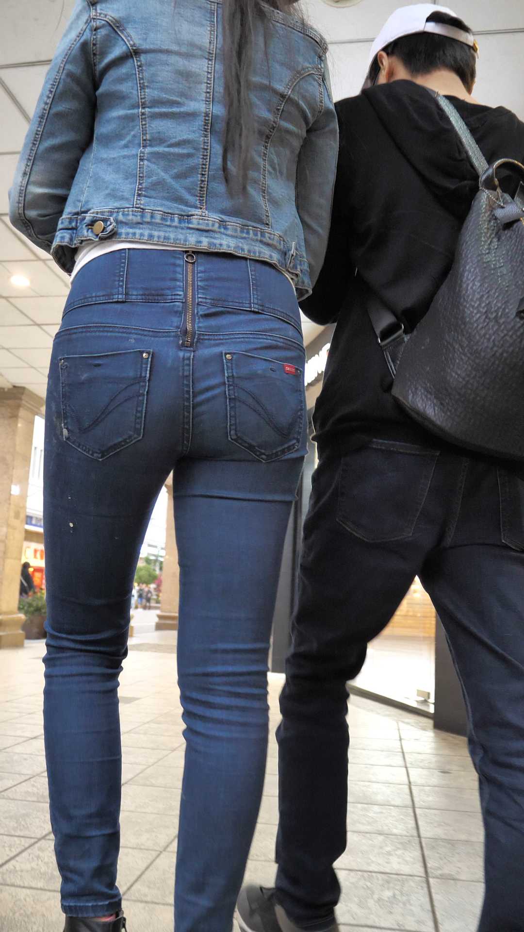 （图）紧身高腰牛仔紧臀少女