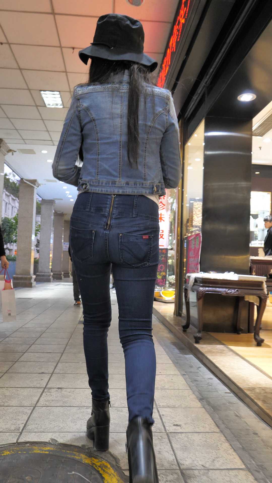 （图）紧身高腰牛仔紧臀少女