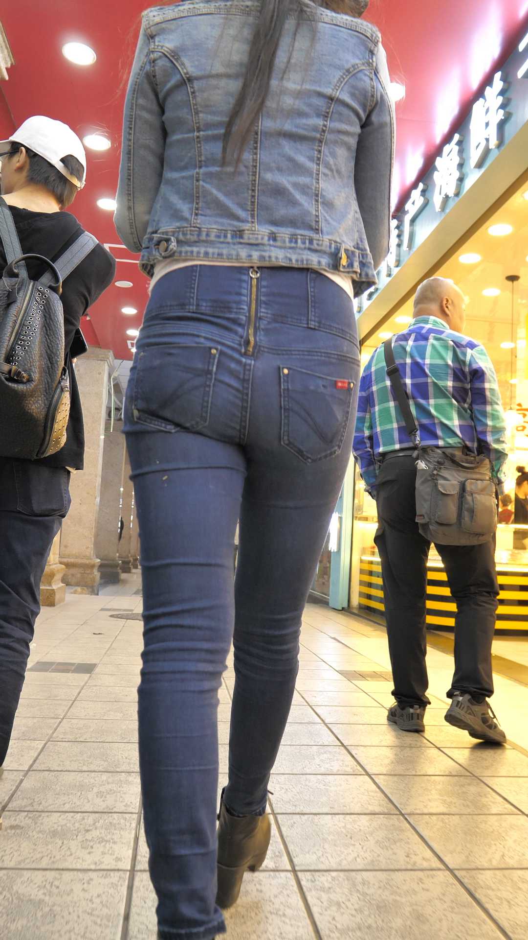 （图）紧身高腰牛仔紧臀少女