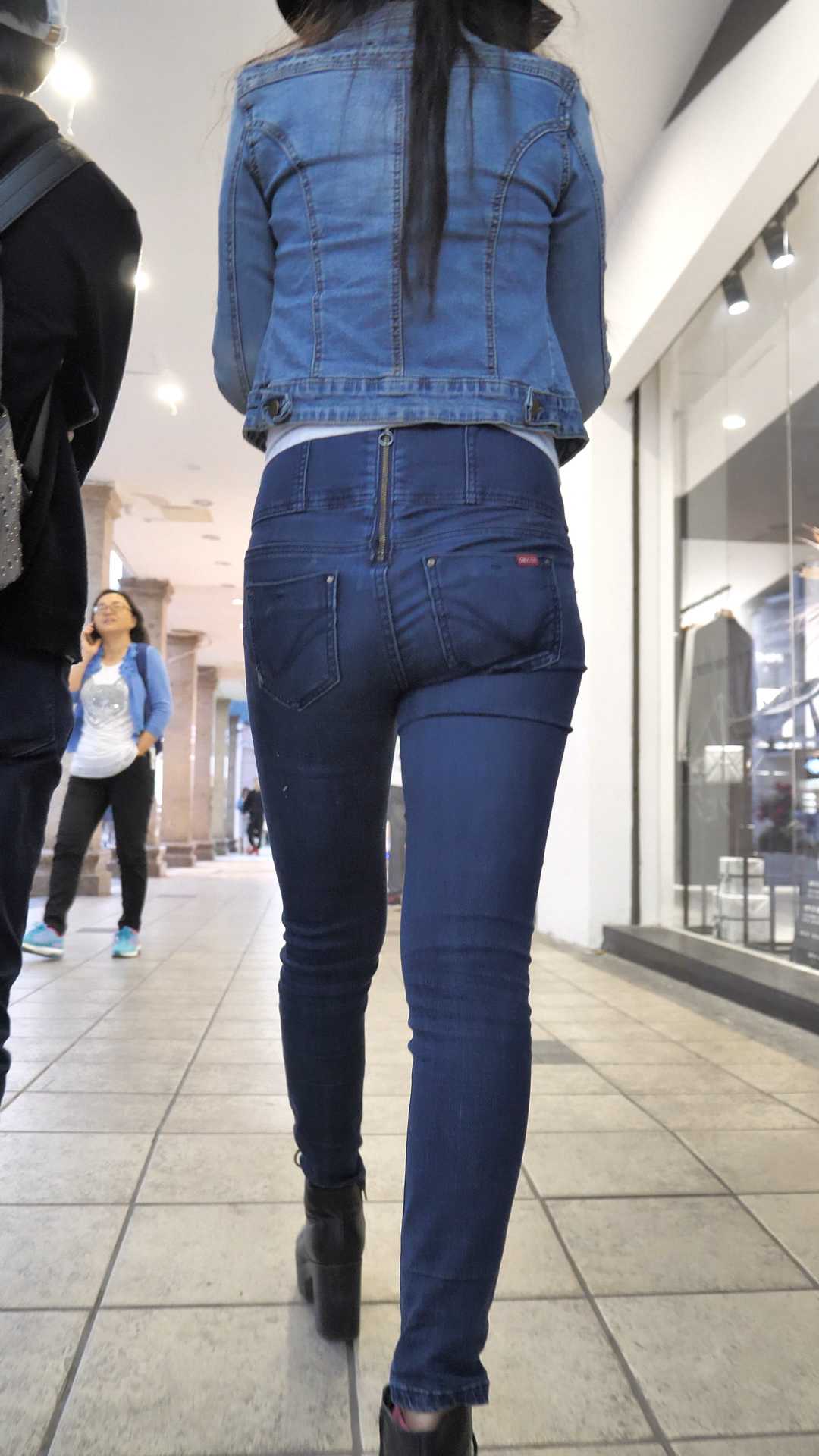 （图）紧身高腰牛仔紧臀少女