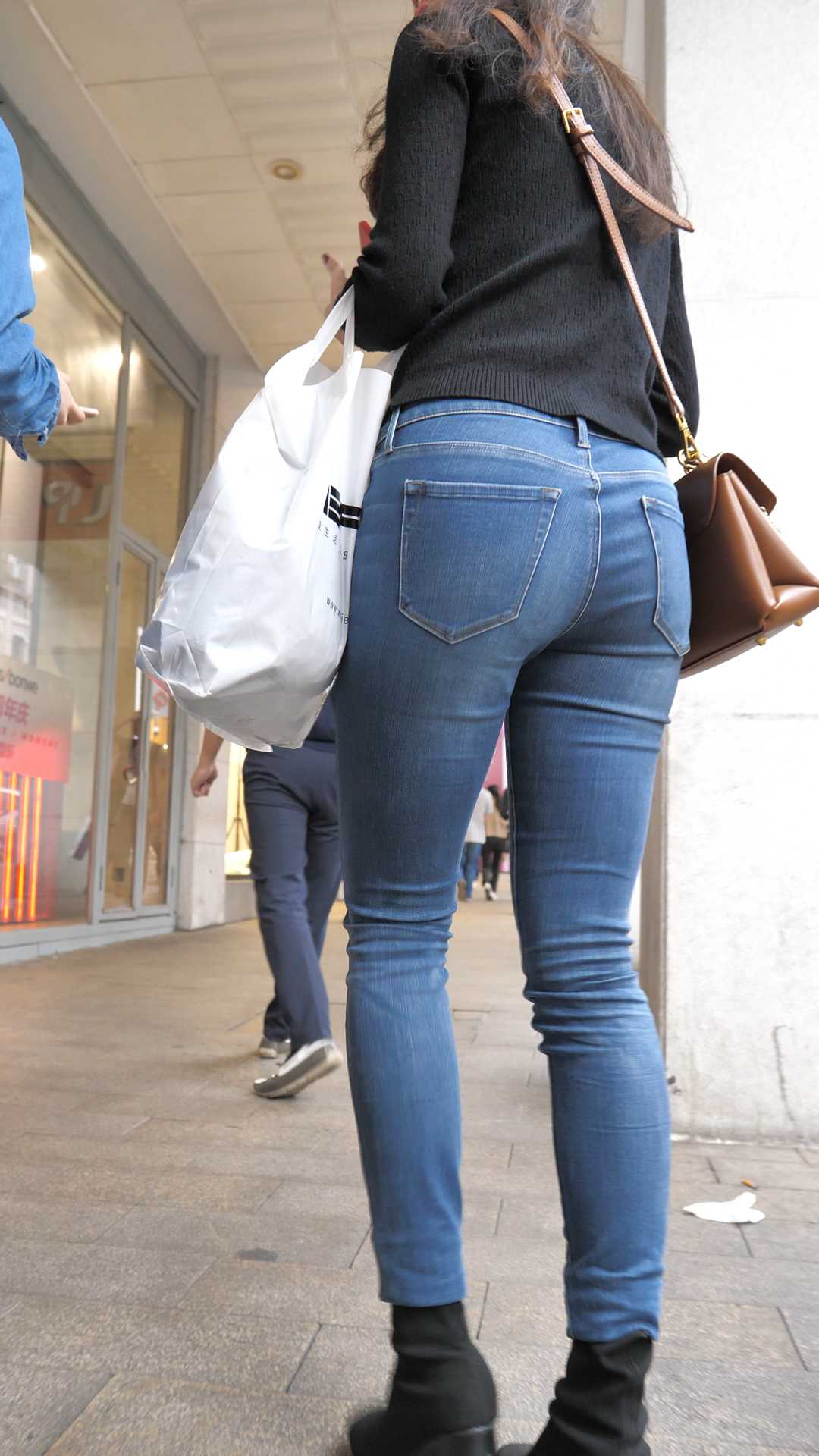 （图）牛仔饱满翘臀长发美女