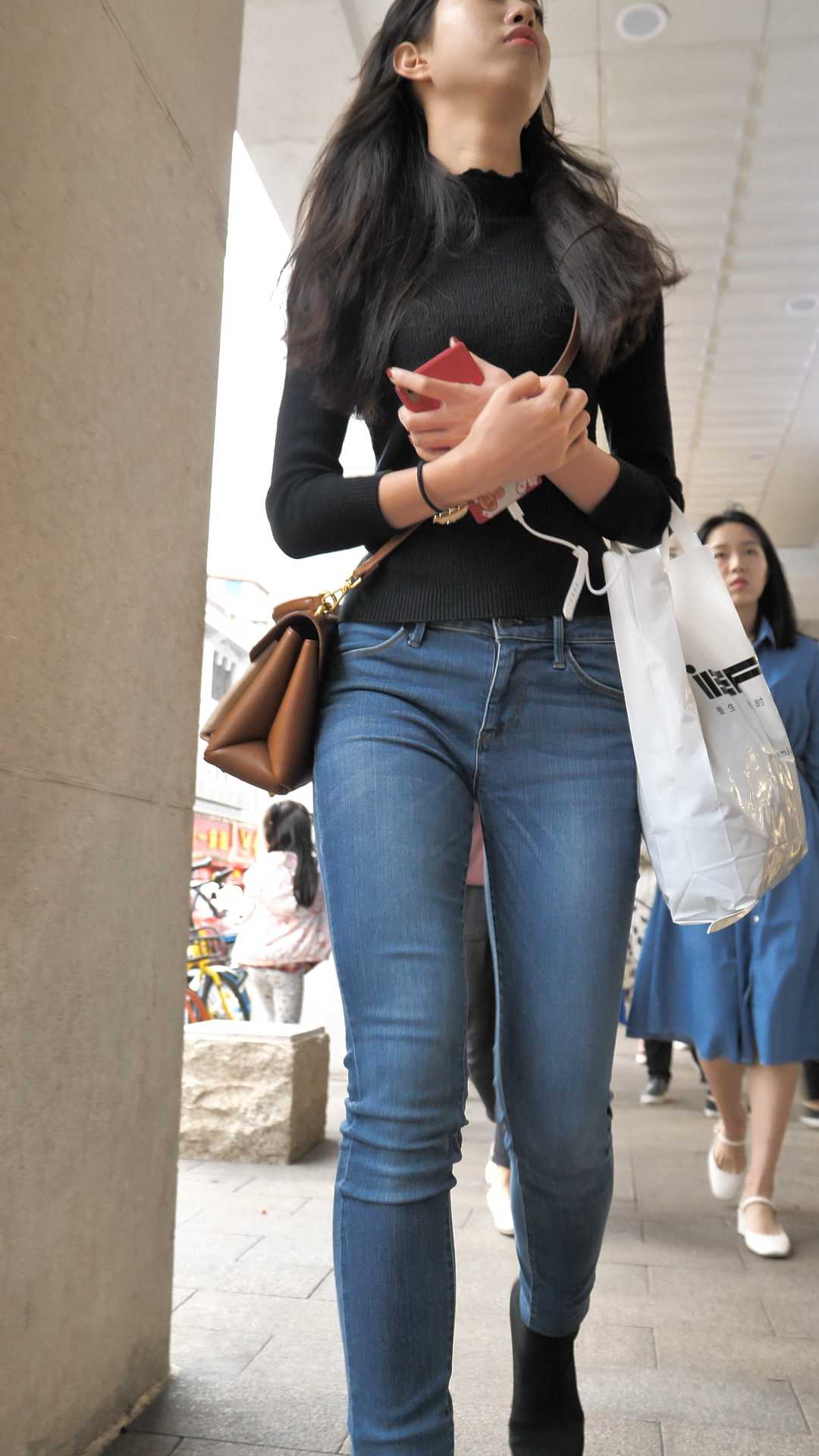 （图）牛仔饱满翘臀长发美女