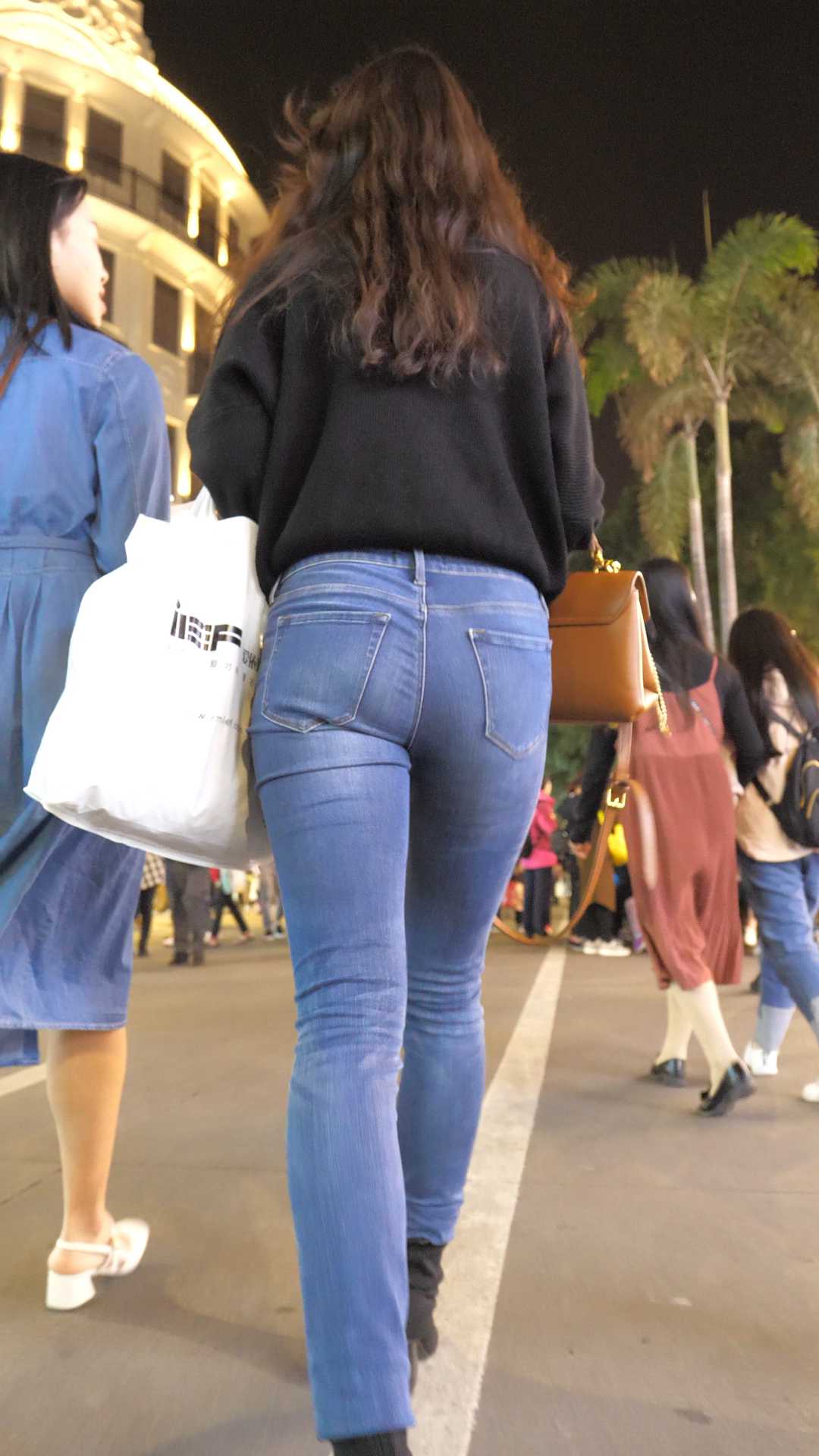 （图）牛仔饱满翘臀长发美女