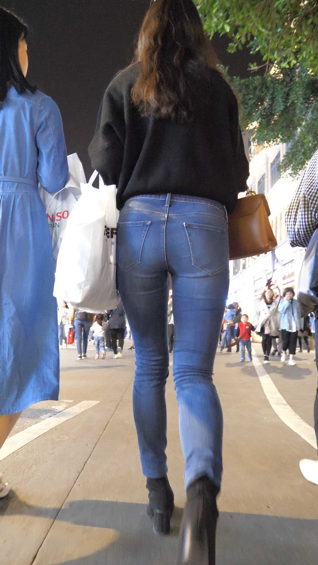 （图）牛仔饱满翘臀长发美女