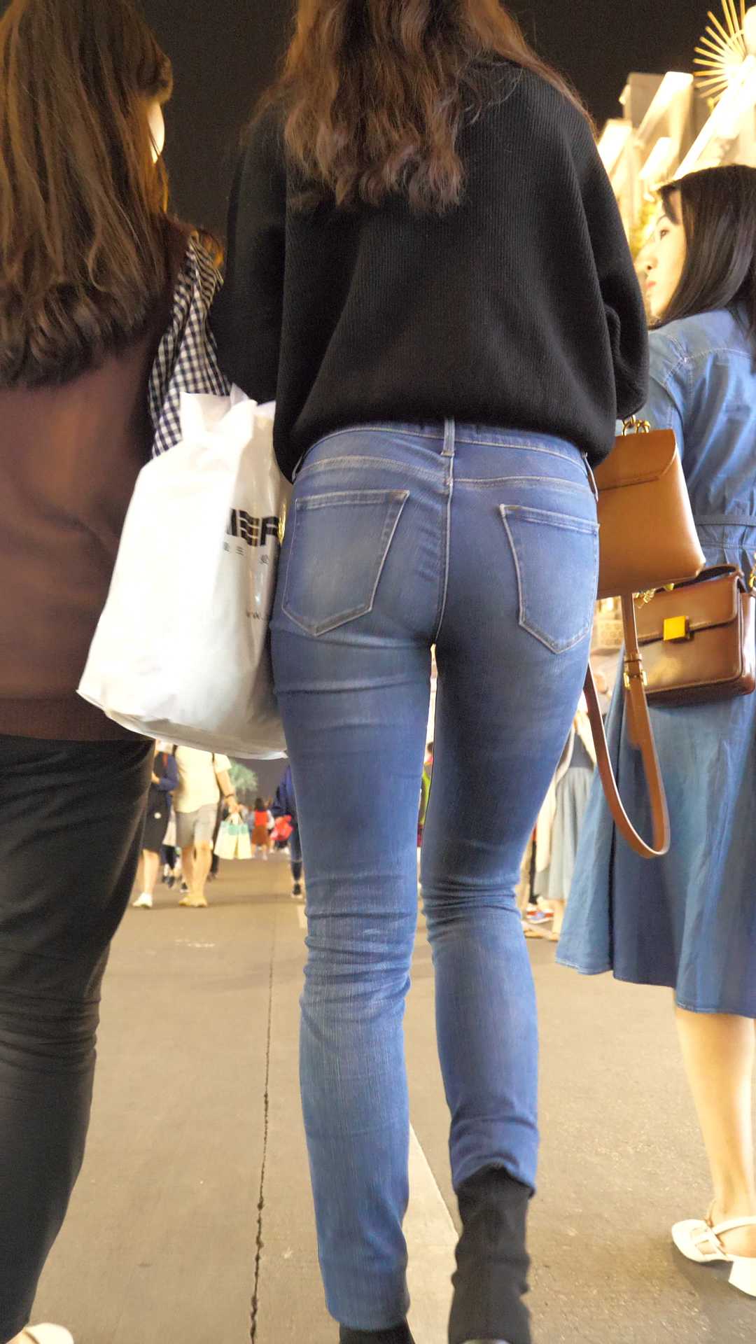 （图）牛仔饱满翘臀长发美女