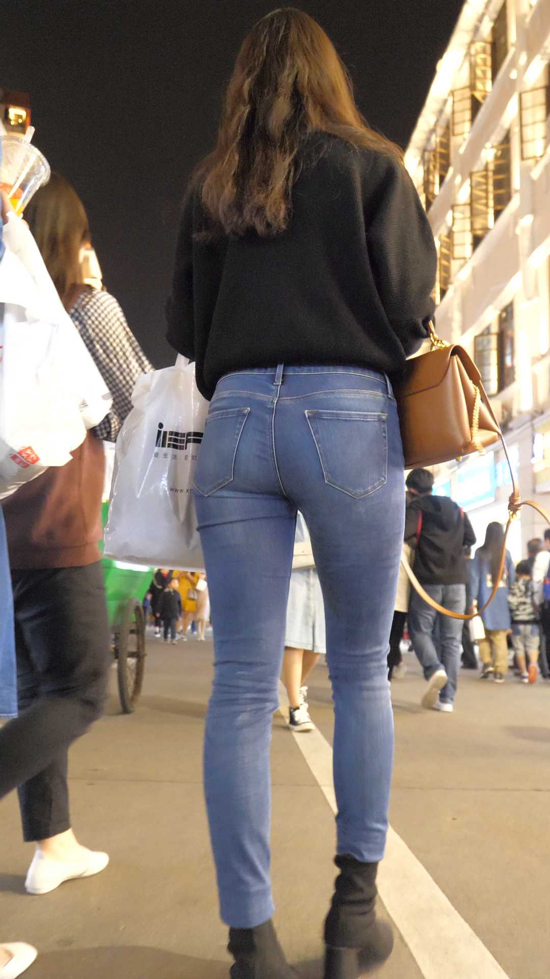 （图）牛仔饱满翘臀长发美女