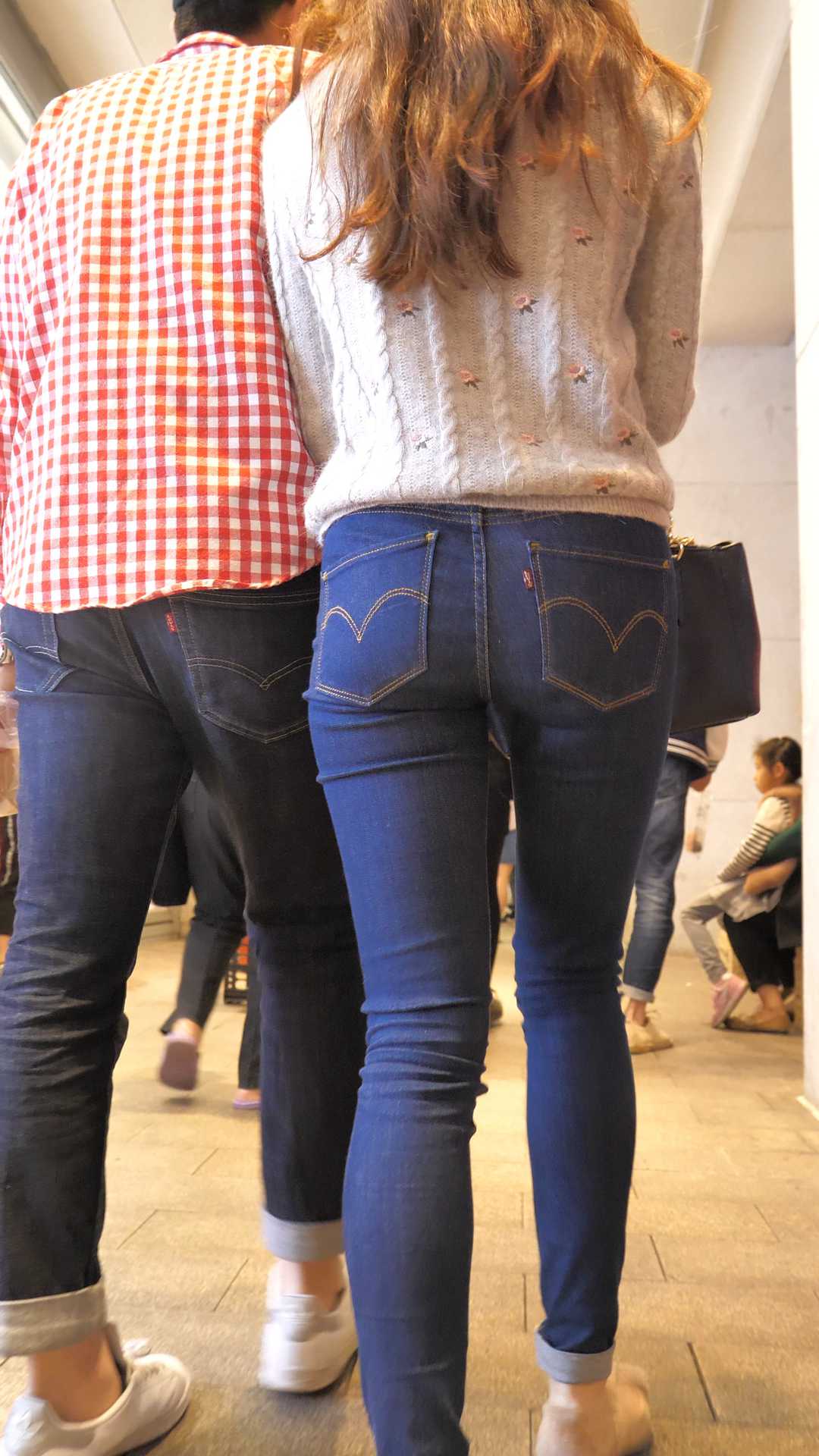 （图）牛仔饱满翘臀金发美女