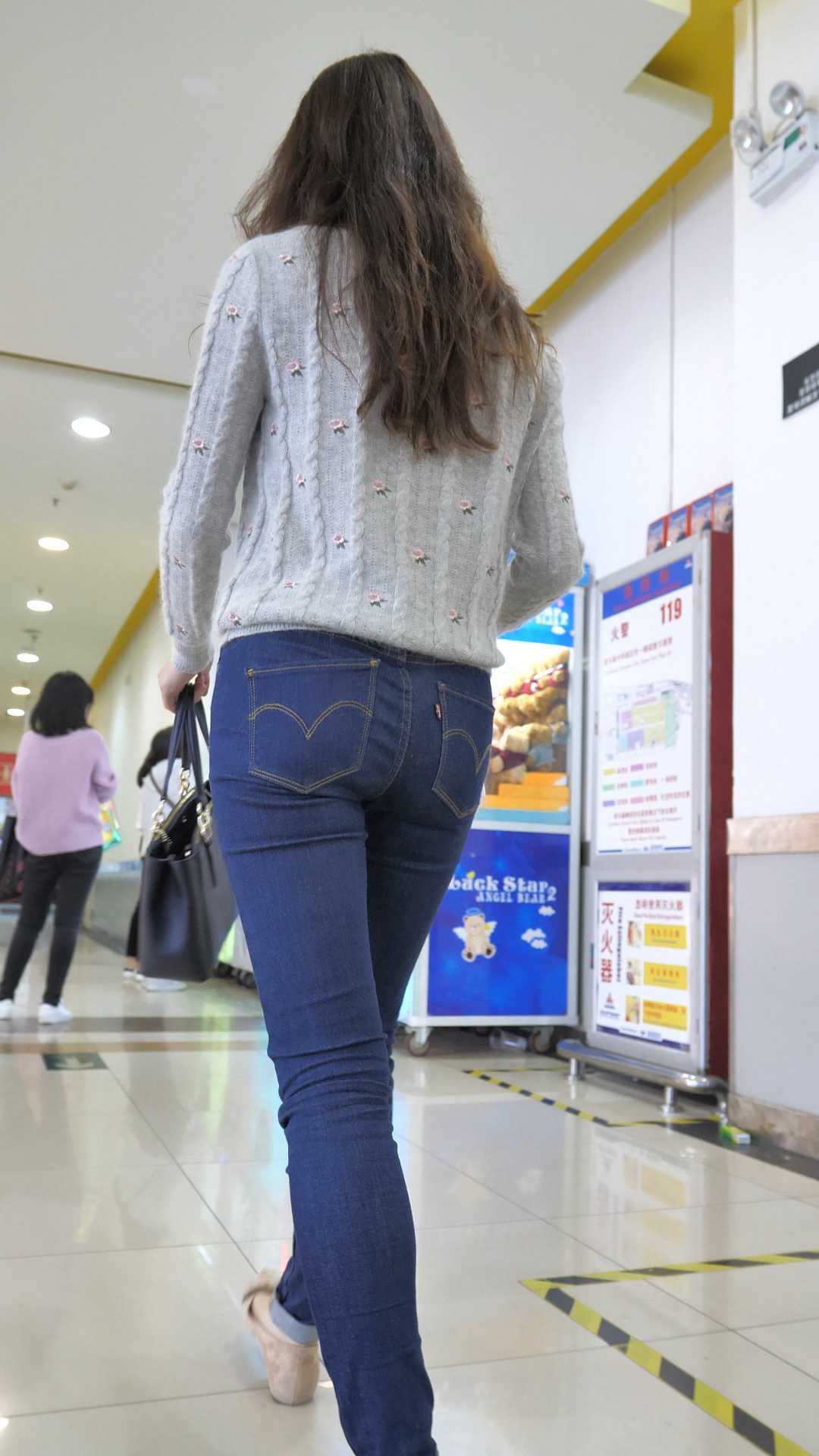 （图）牛仔饱满翘臀金发美女