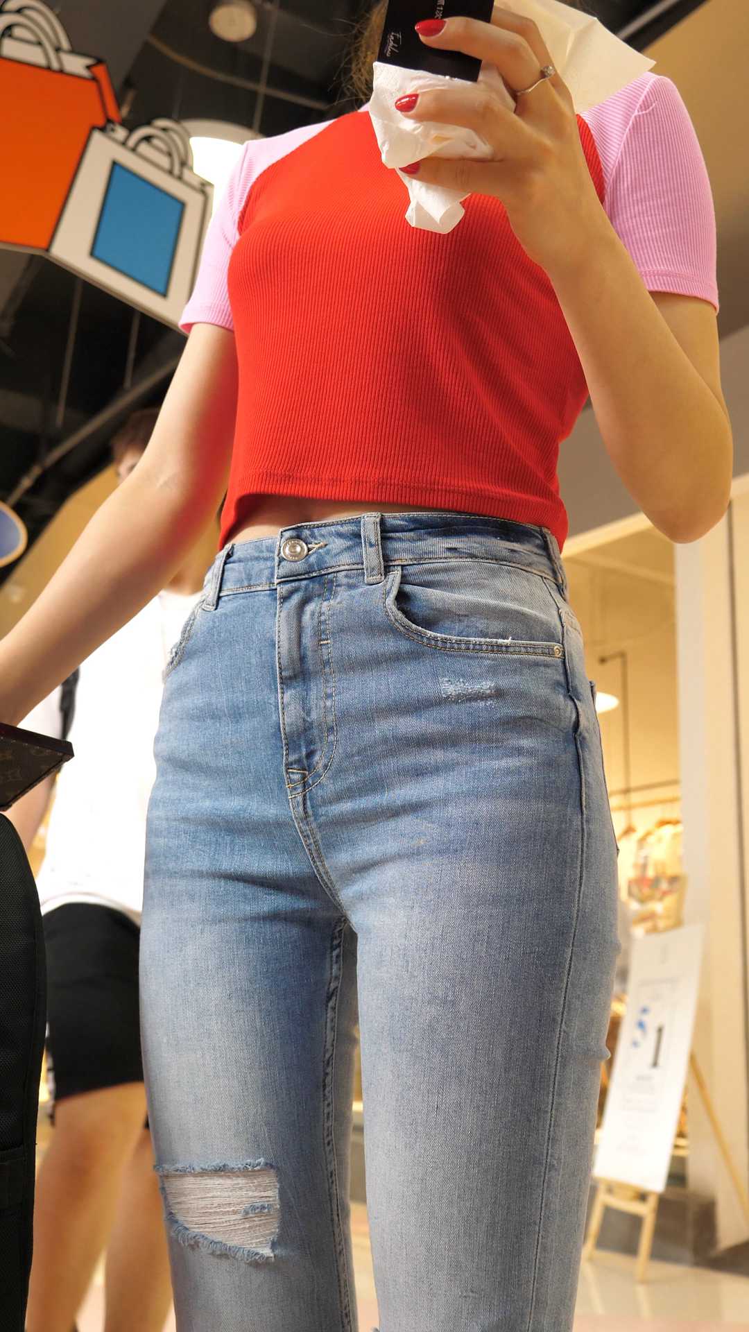 （图）紧身蓝牛翘臀长腿美少妇